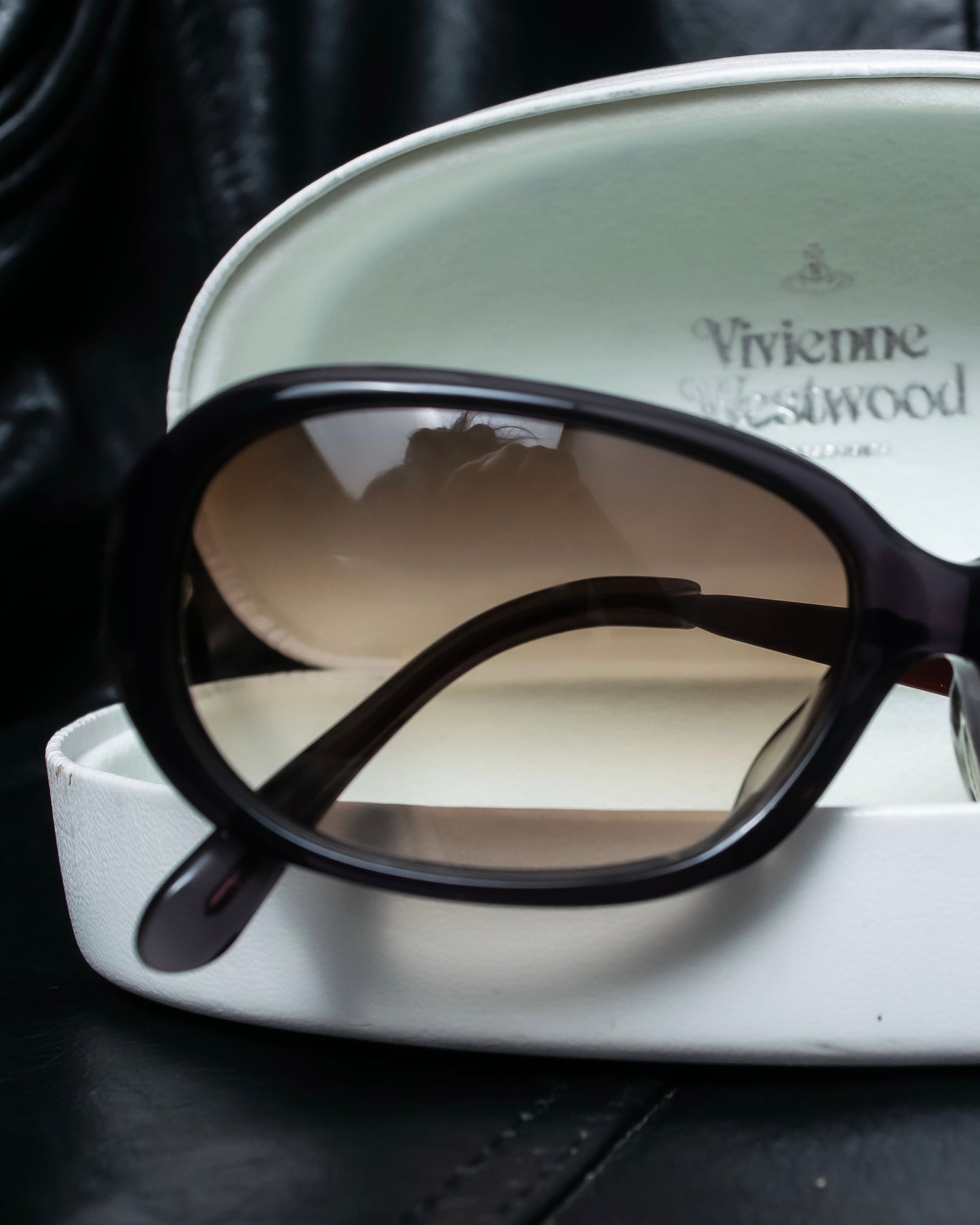 "Vivienne Westwood" Engraved temple logo oval sunglasses