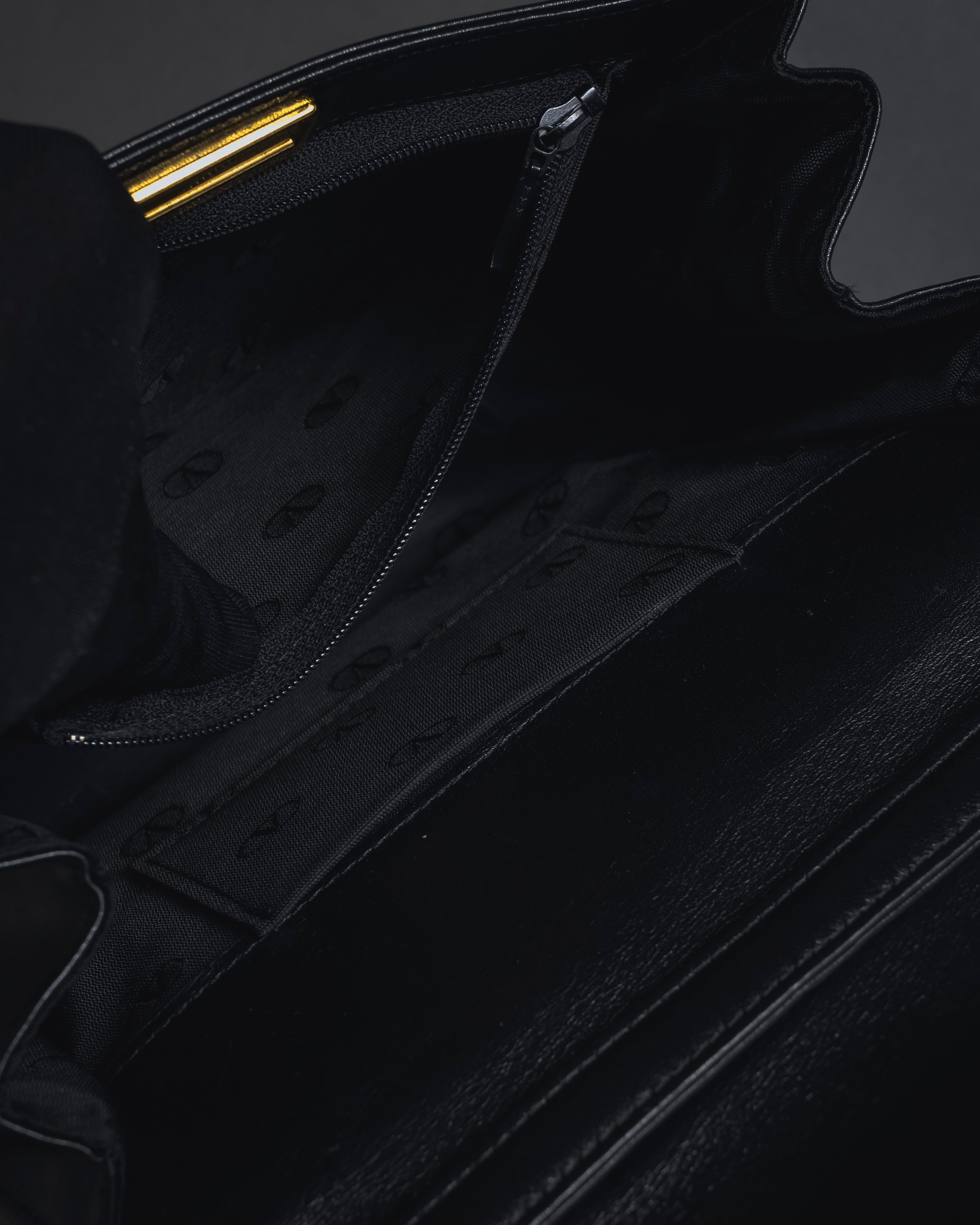 -SPECIAL- "VALENTINO GARAVANI" 90’s-00’s V corner hardware leather top handle bag