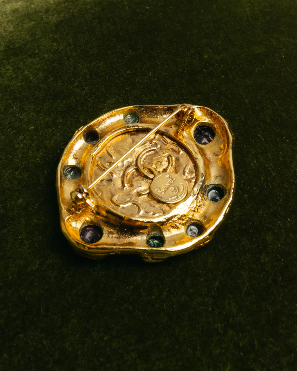 -SPECIAL- “CHANEL” 80’s-90’s Gripoix style cabochon logo brooch