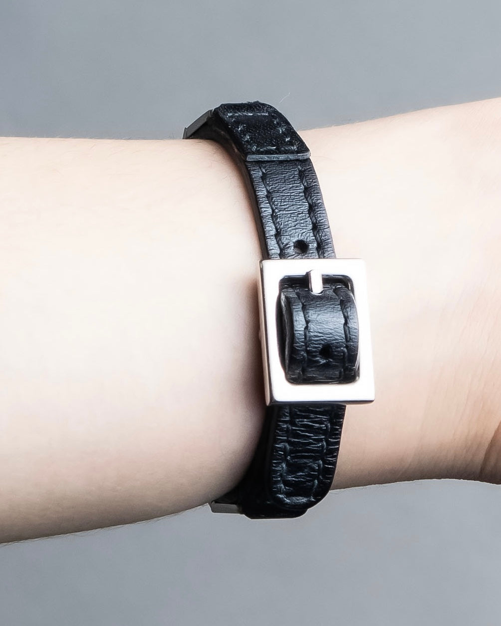 "GUCCI" Logo cat engraved leather bracelet