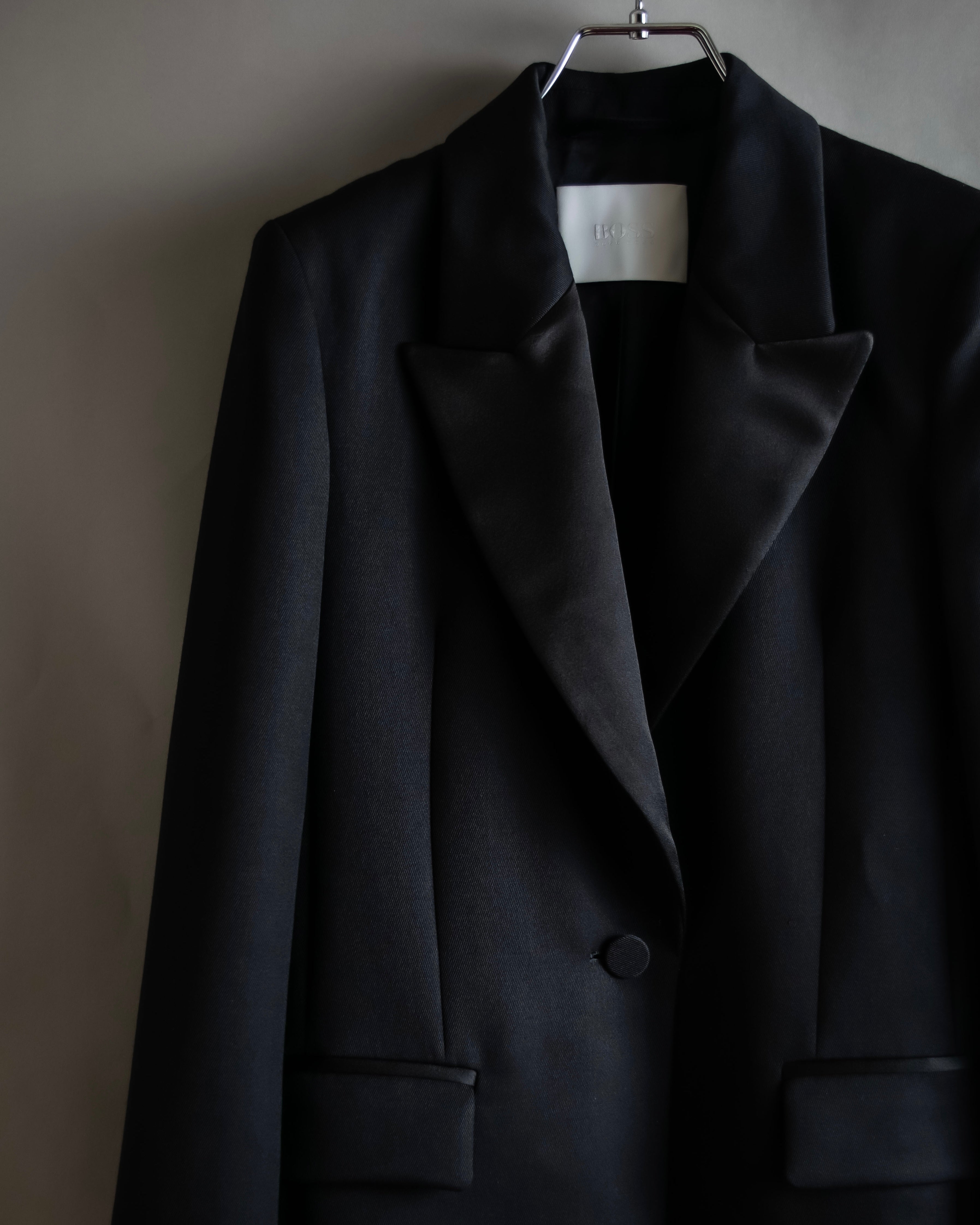 "HUGO BOSS" Satin switch lapel shaped tailored coat