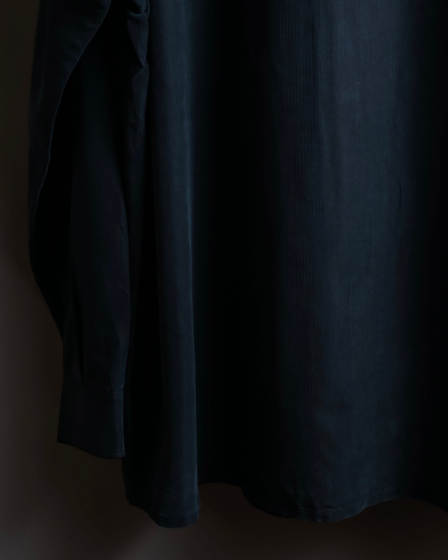 "SIGNUM" Vertical line relaxed fit black shirt