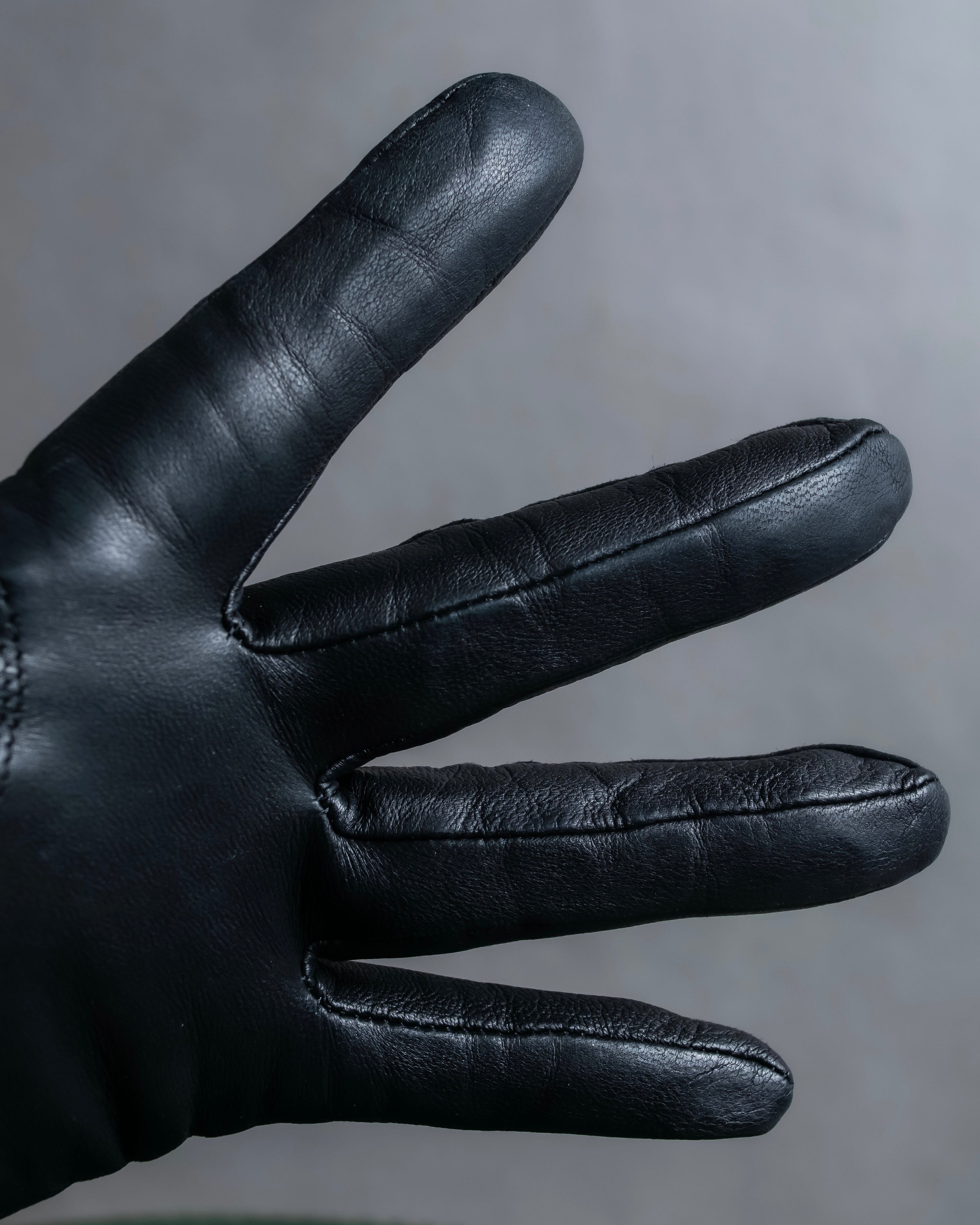 "Marie Claire" Carefully stitched logo engraved leather gloves