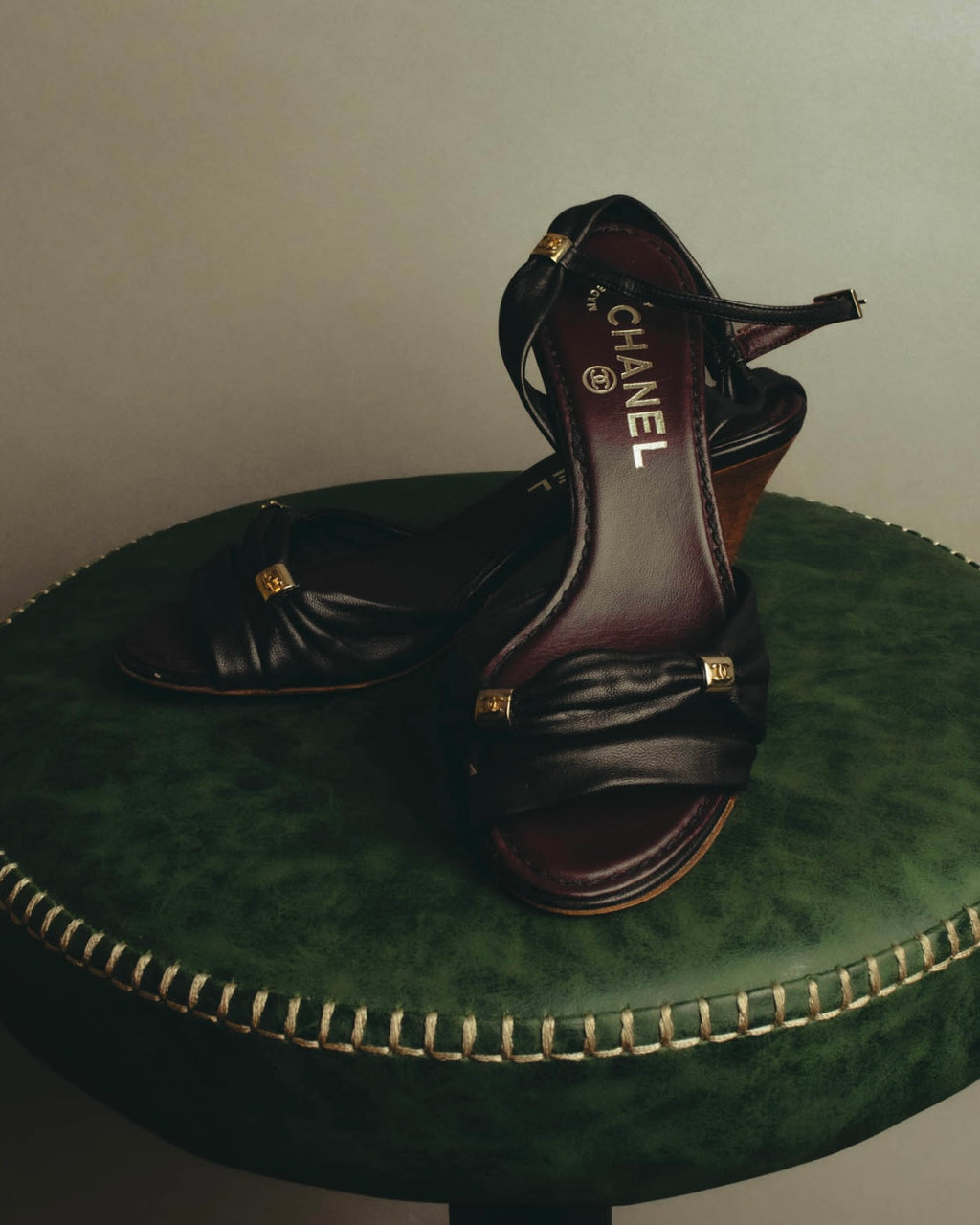 "CHANEL" 90's-00's Bow leather ankle strap sandals
