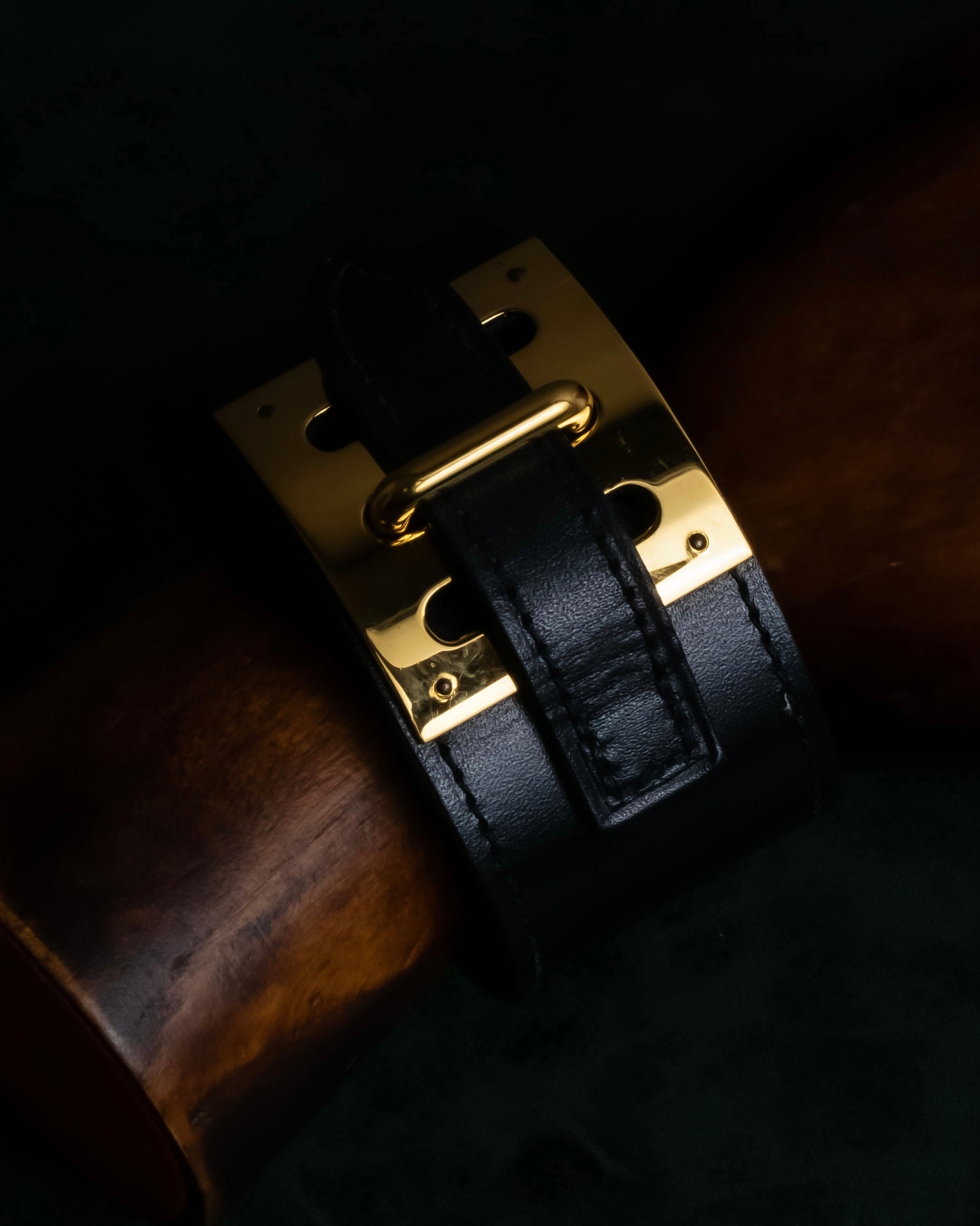 HERMES (エルメス) - ケリー レザーバングル - ブラック - ゴールド HERMES (エルメス) - ケリー レザーバングル - ブラック - ゴールド