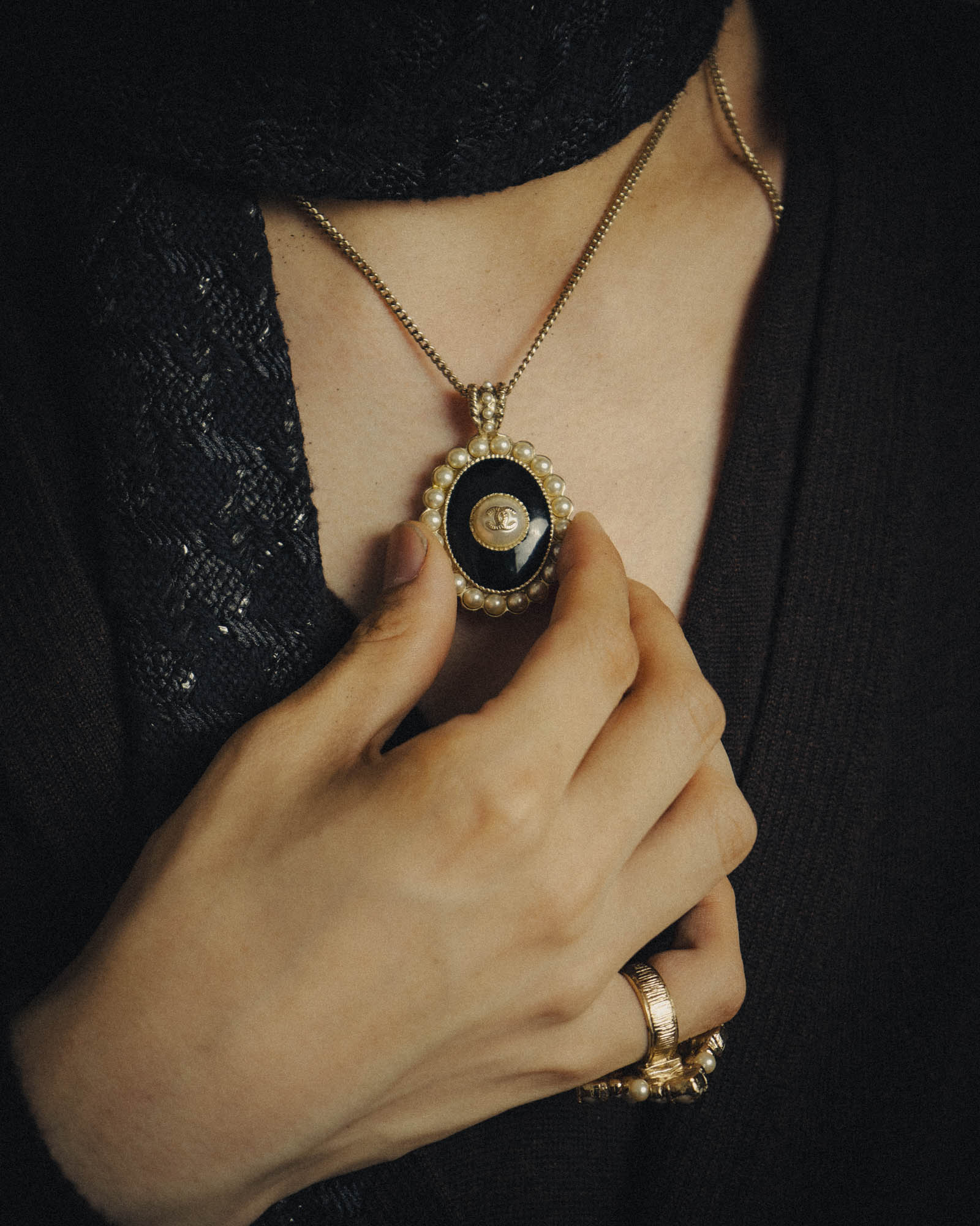 -SPECIAL- “CHANEL” 2017 Cruise Collection Pearl trimmed black pendant necklace