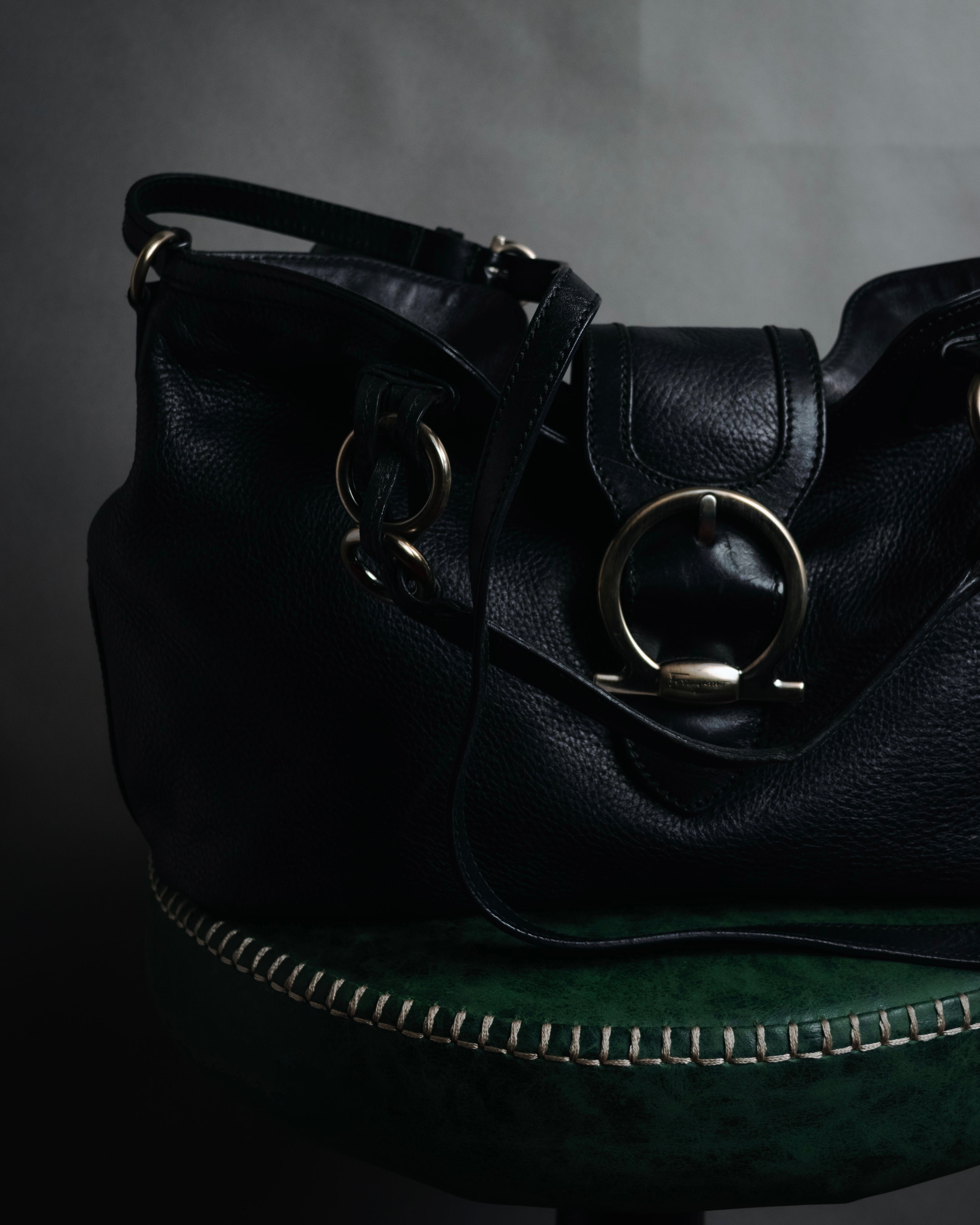 Salvatore Ferragamo ブラックパーティーバッグ Salvatore Ferragamo Black Pebbled Leather Small Bice Shopping Tote