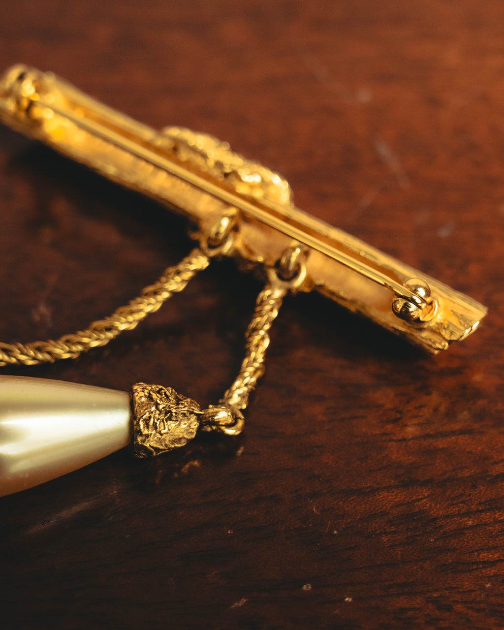 "CHANEL" 70's Sculptural faux pearl brooch