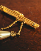 "CHANEL" 70's Sculptural faux pearl brooch