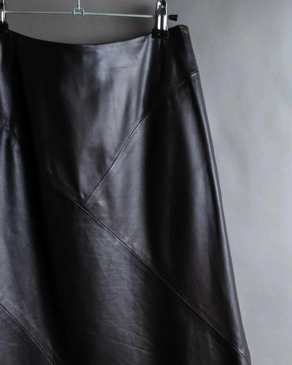 "HARVEY LOGAN" Diagonal cut design lamb leather flare skirt