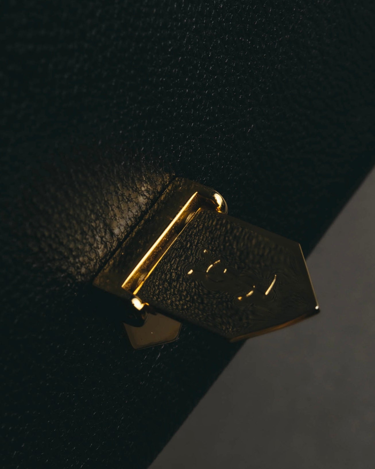 “Yves Saint Laurent” 90’s-00’s Cassandra logo one shoulder leather bag