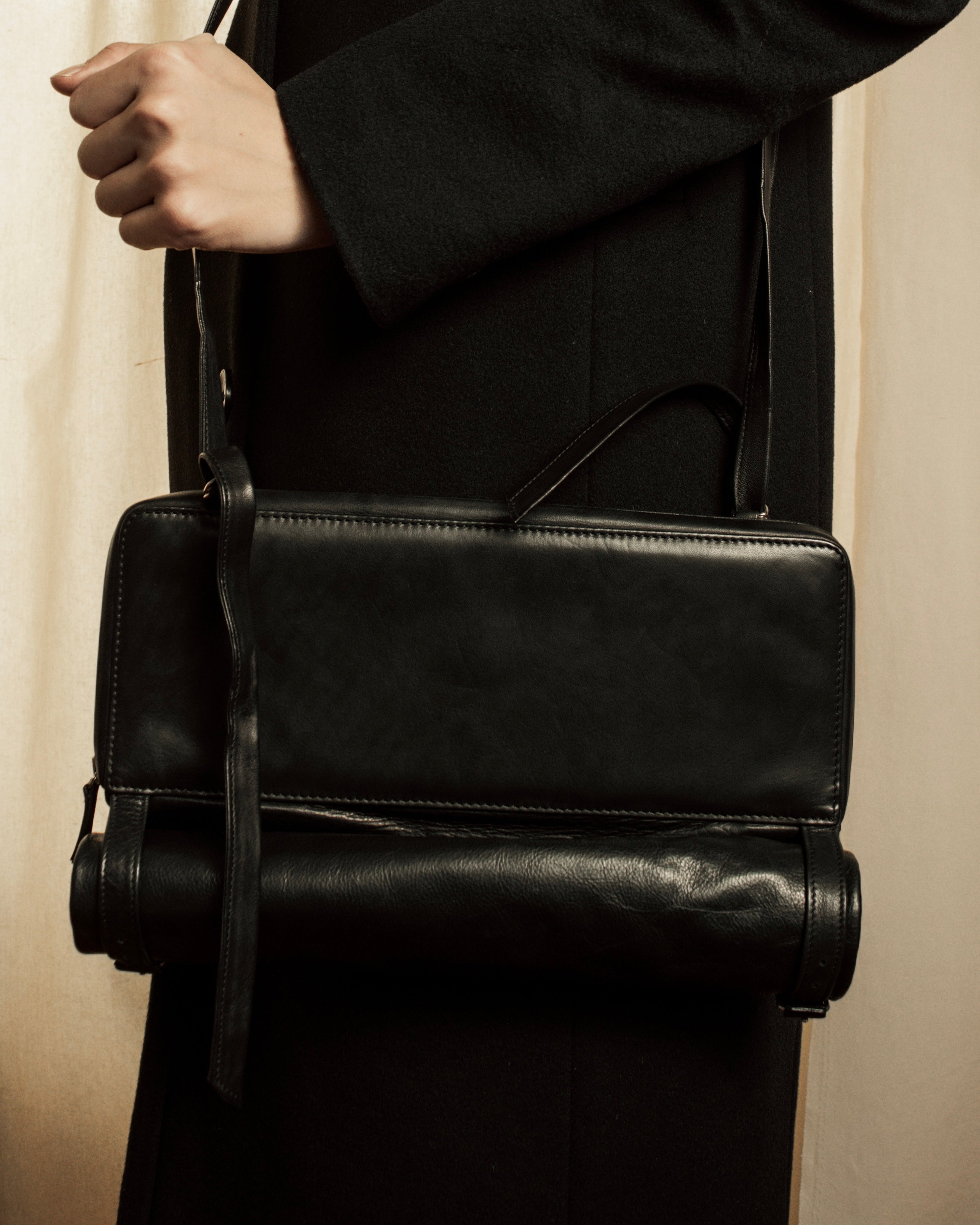 –SPECIAL– "ANN DEMEULEMEESTER" 2010-2013 Transformable roll-top vitello leather bag