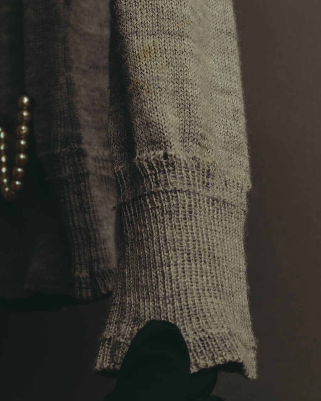 "Theatre PRODUCTS" 00's-10's Pearl embellished wool v-neck knit sweater