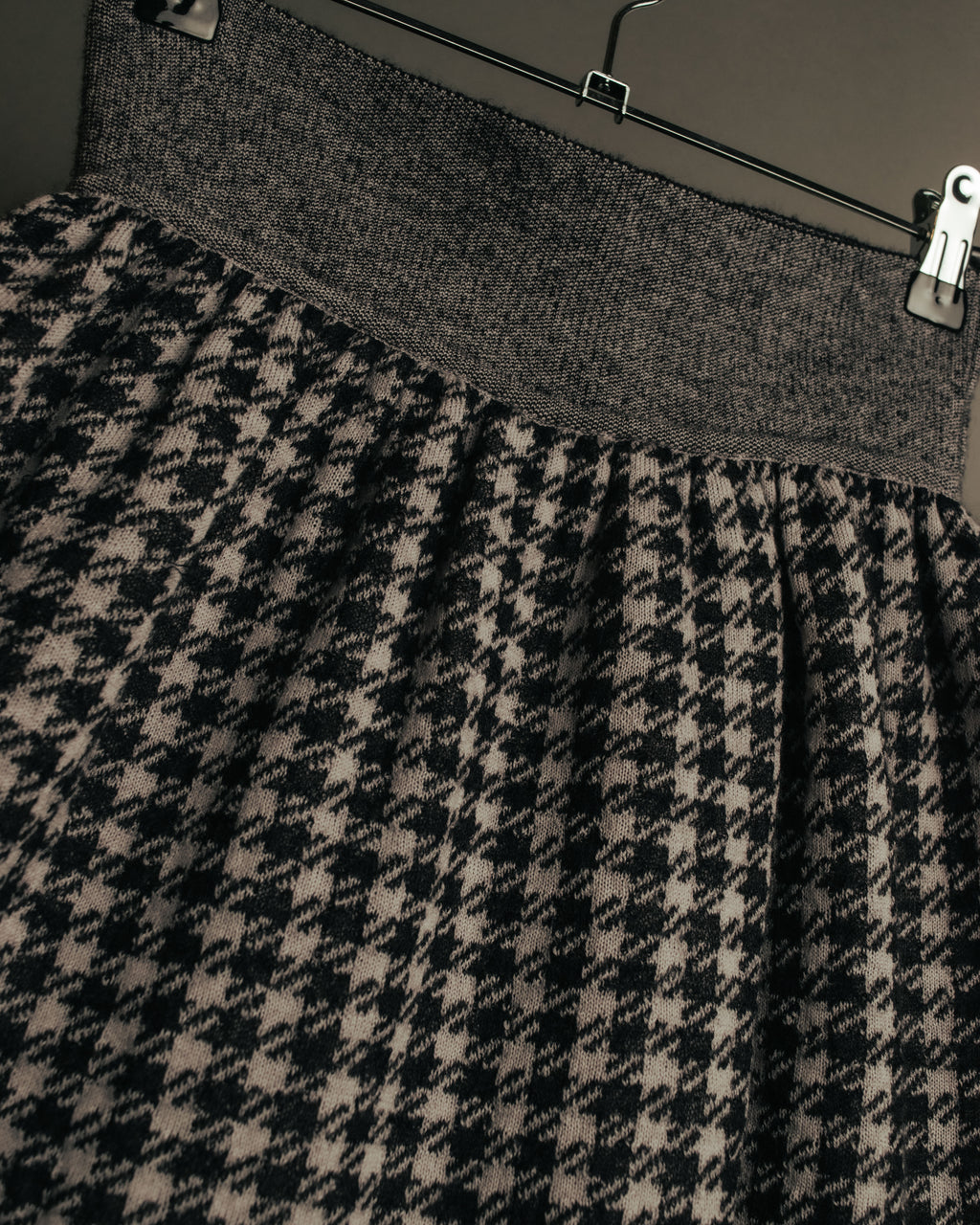 “Salvatore Ferragamo” 90’s-00’s Houndstooth knit flare skirt