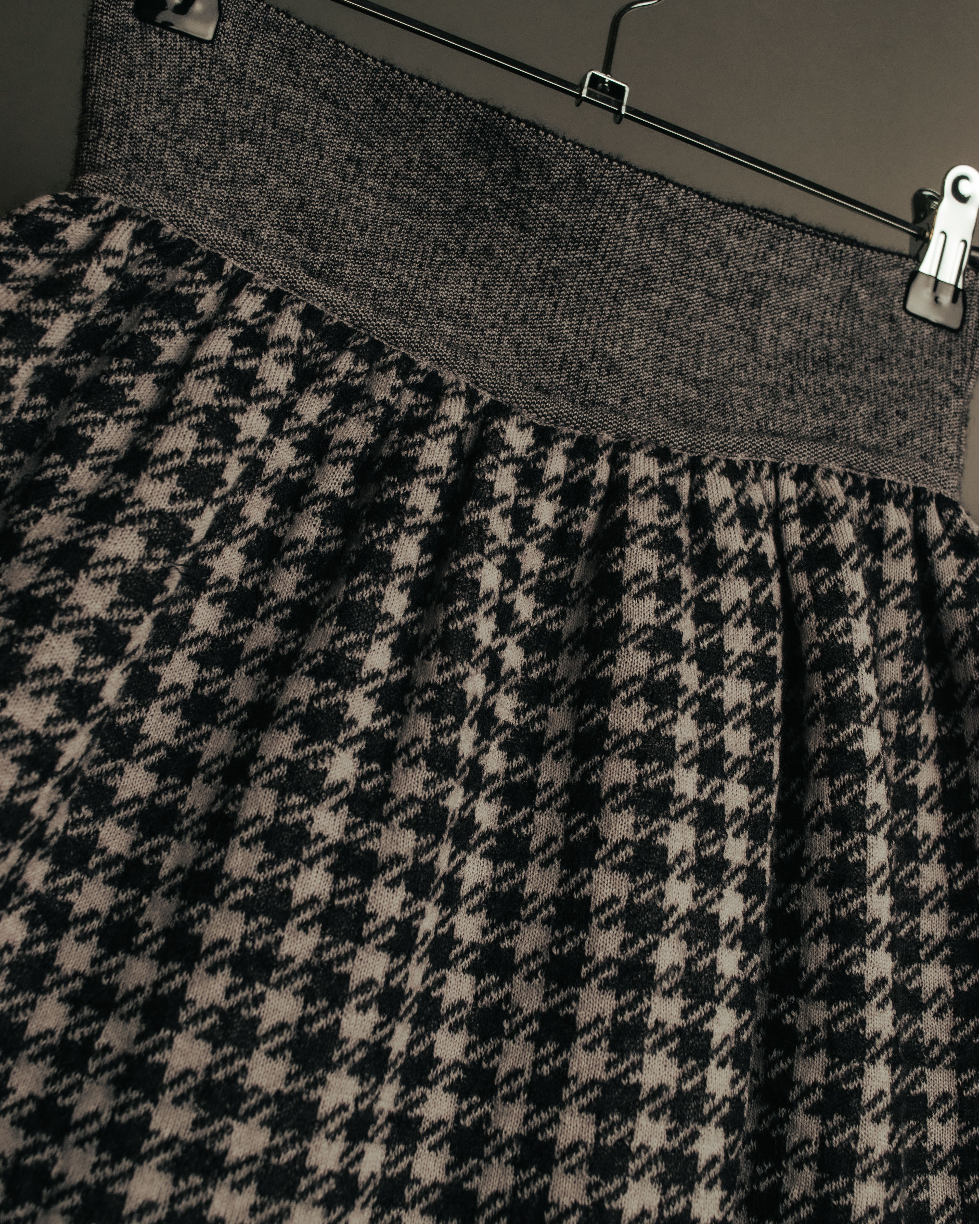 “Salvatore Ferragamo” 90’s-00’s Houndstooth knit flare skirt