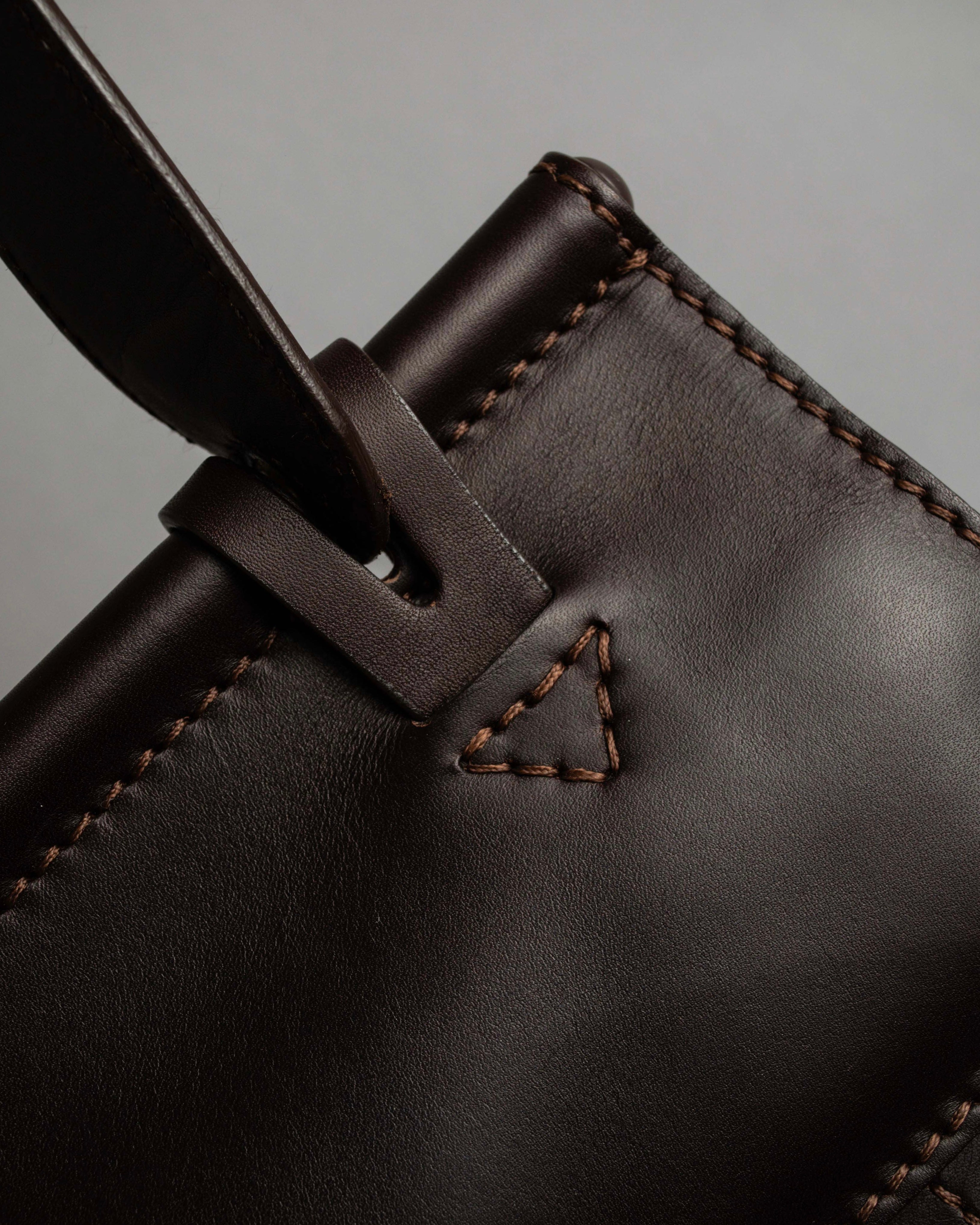 "Salvatore Ferragamo" Swivel crisp closure design leather one-handle bag