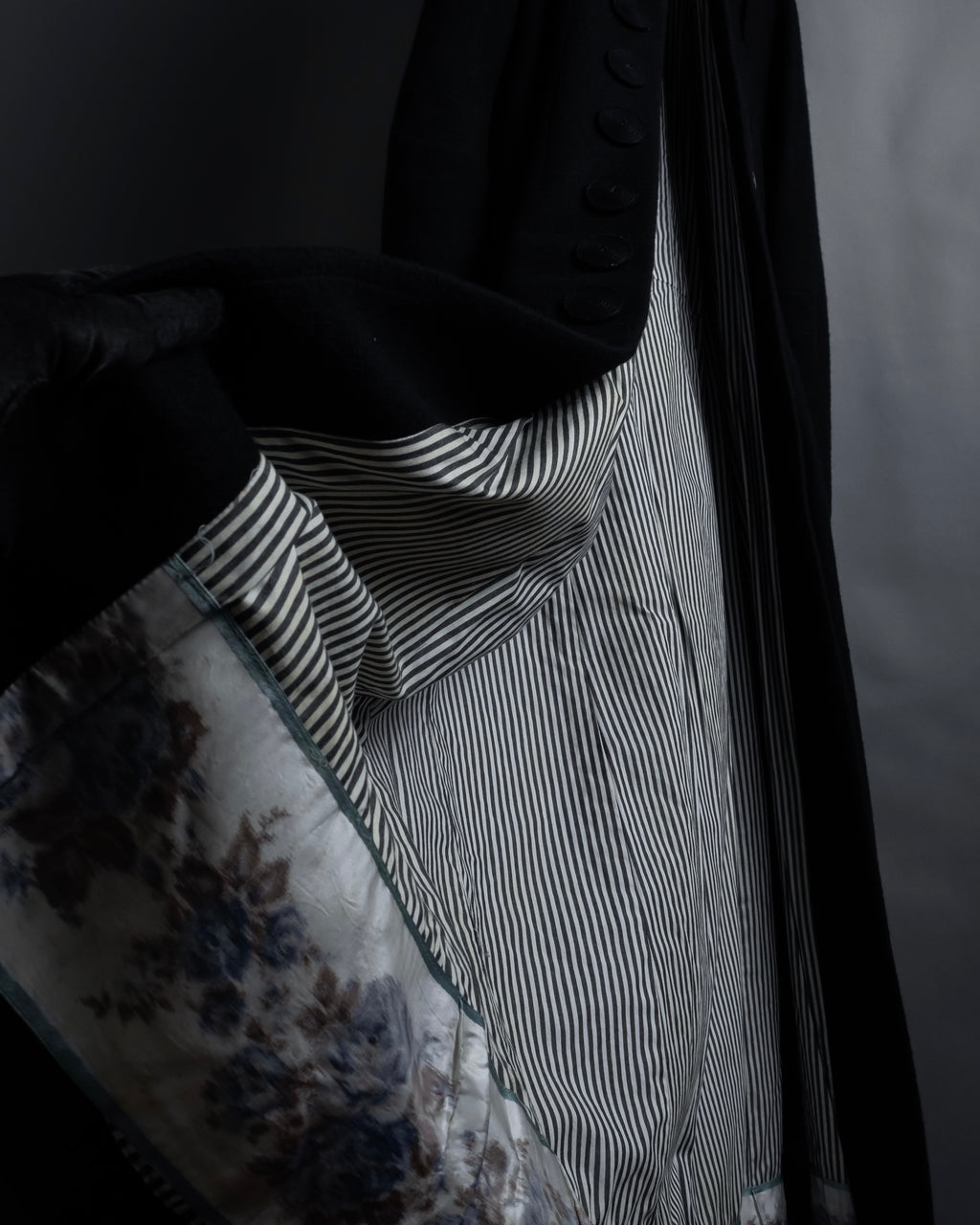 "Marc Jacobs" A soft flowing flared silhouette long coat