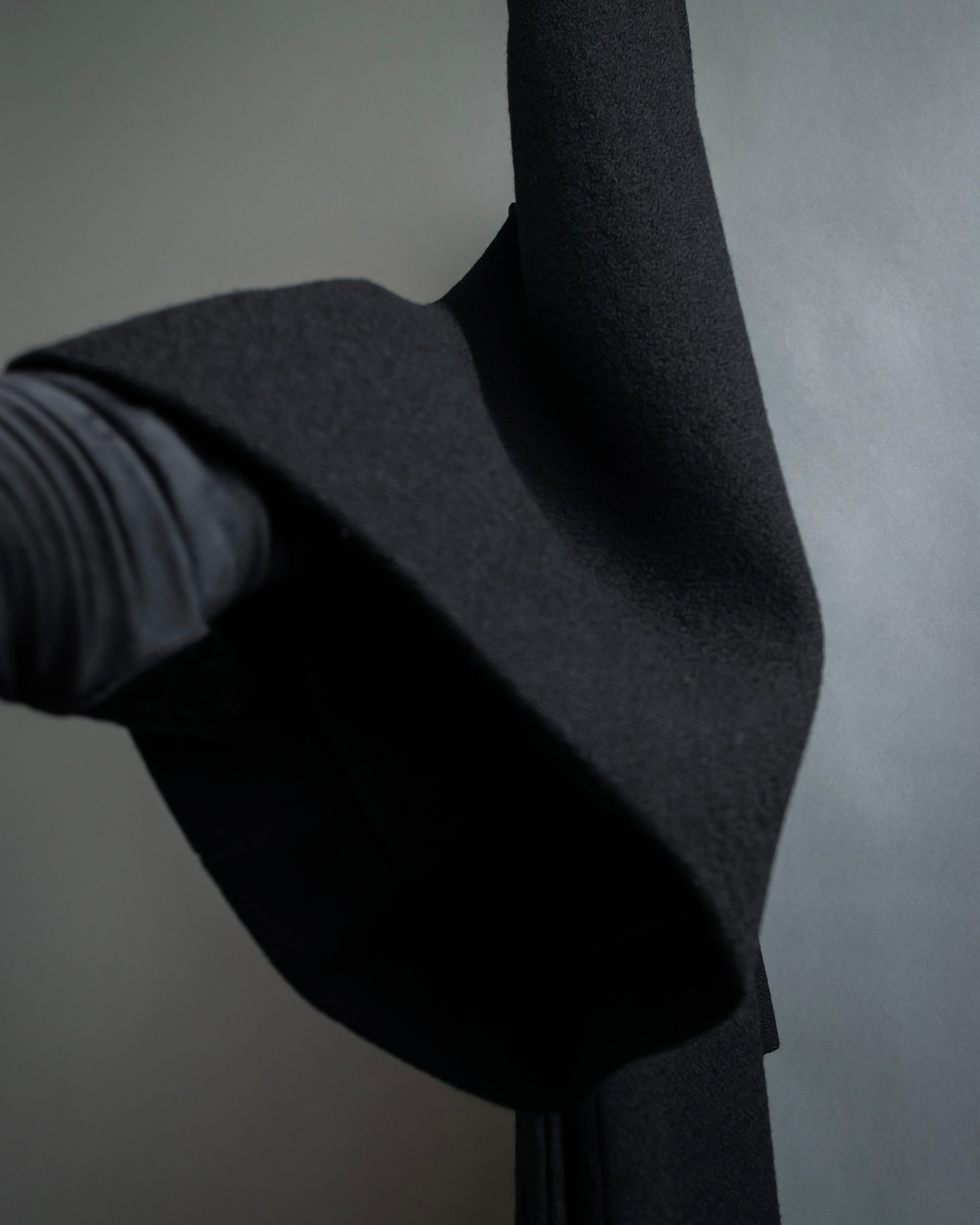 "GUCCI" Tom Ford period round neck flying squirrel long coat