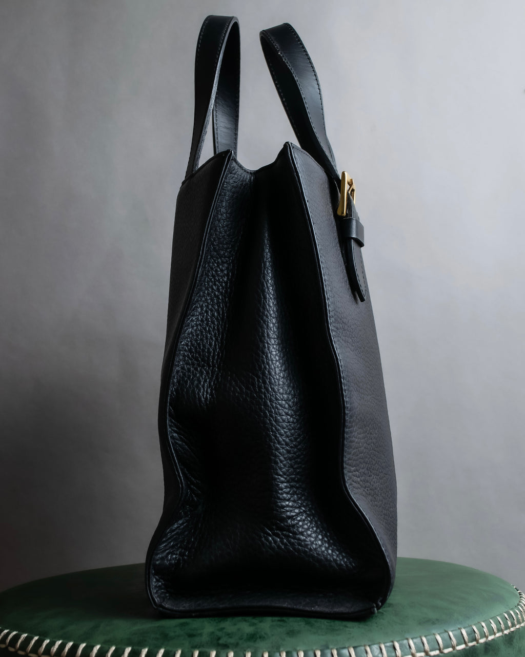 "BURBERRYS" Gold buckle design grained leather hand bag