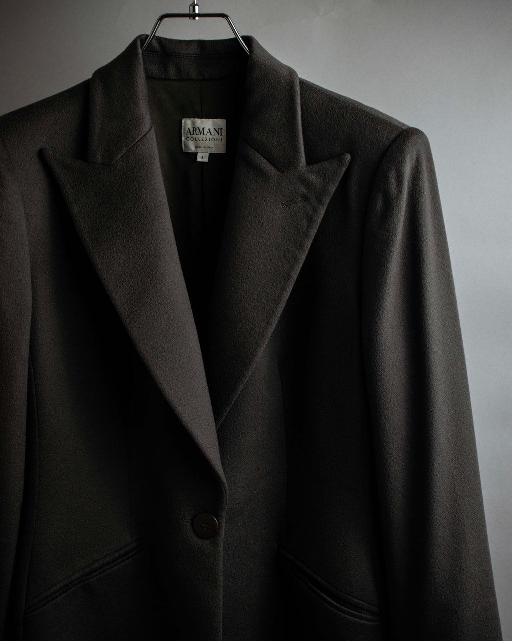 "ARMANI COLLEZIONI" Sharp peak lapel 100% cashmere tailored jacket