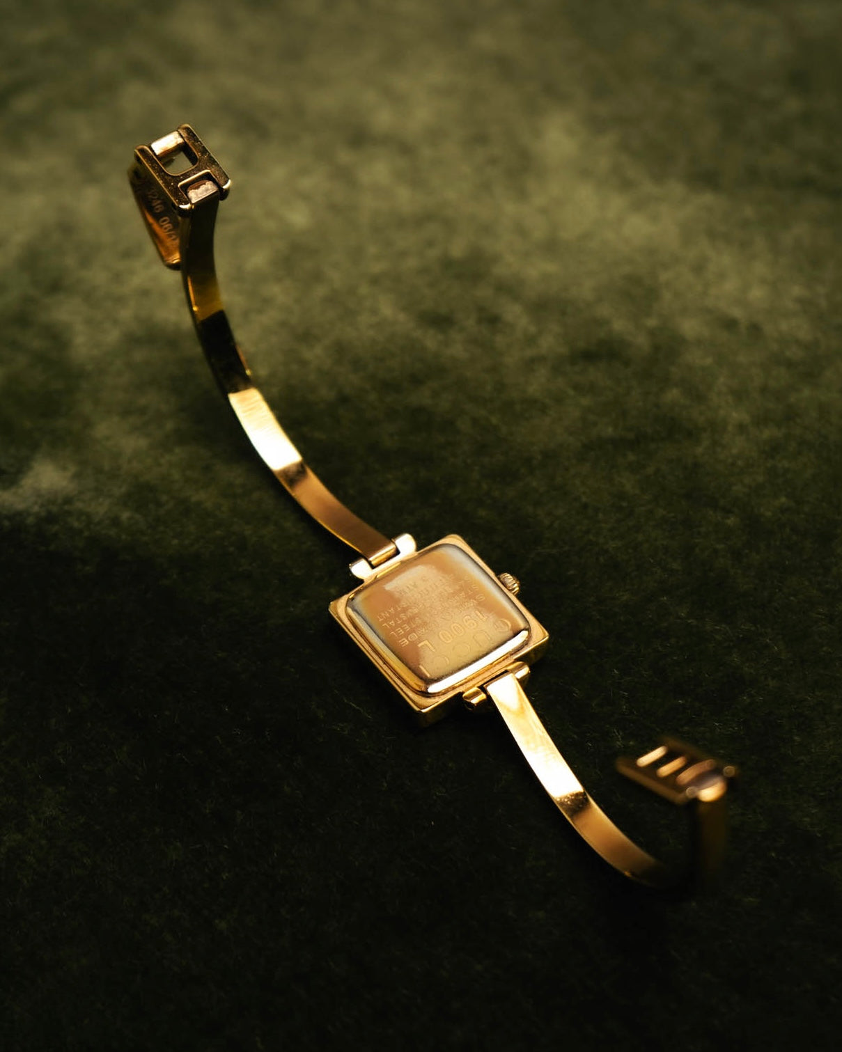 -SPECIAL- “GUCCI” 90’s-00’s 1900L gold tone bangle watch