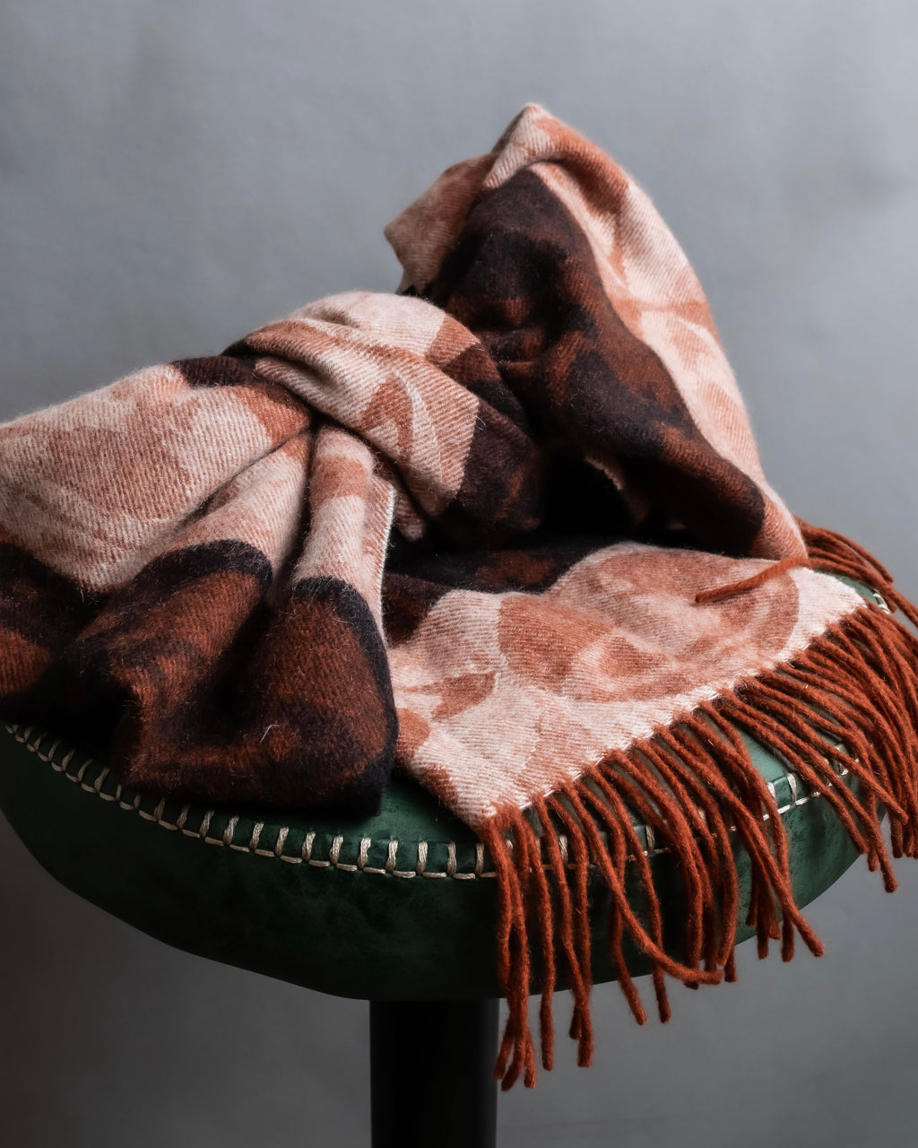 "Vivienne Westwood" Orb pattern fringe design 100% cashmere muffler