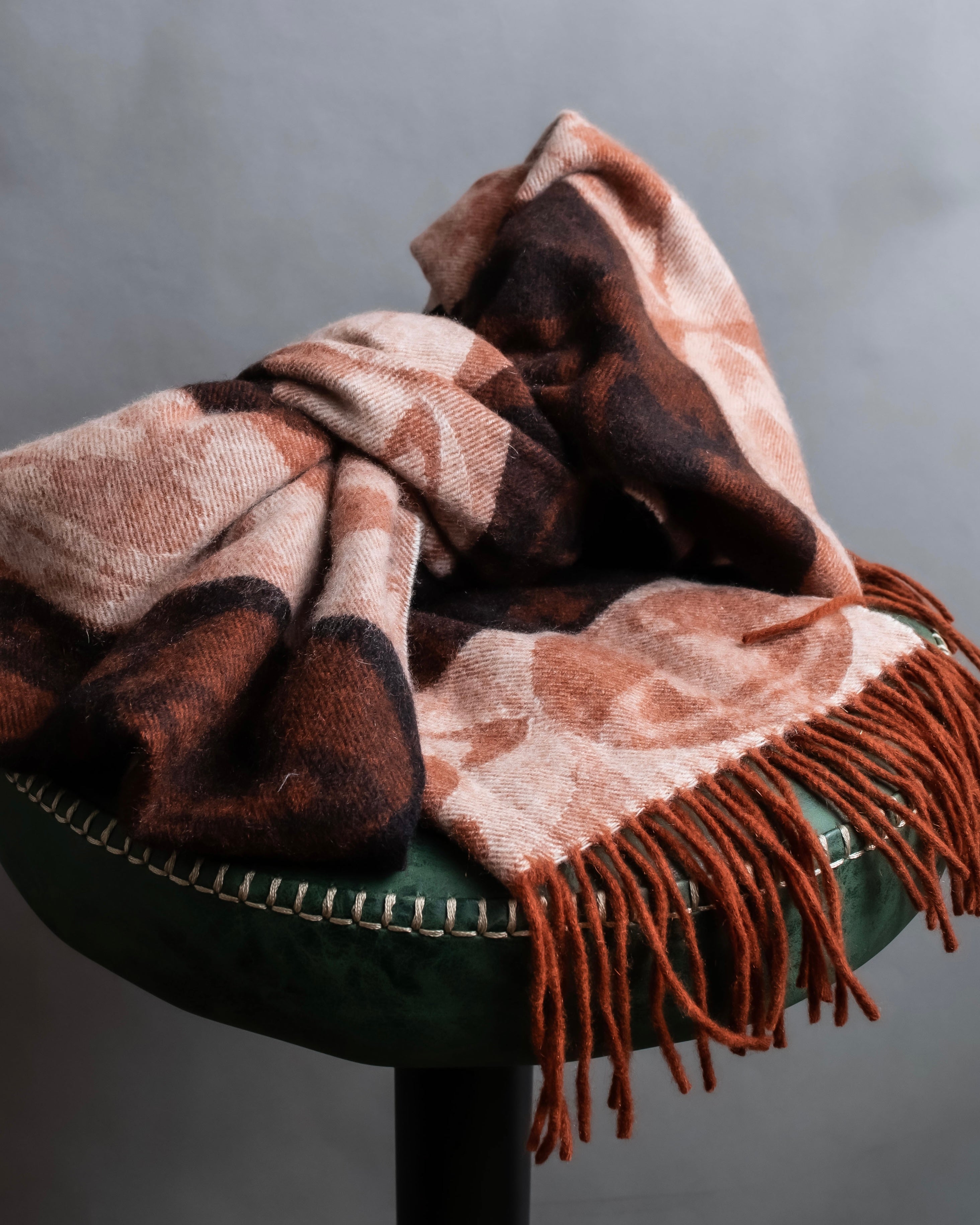 "Vivienne Westwood" Orb pattern fringe design 100% cashmere muffler