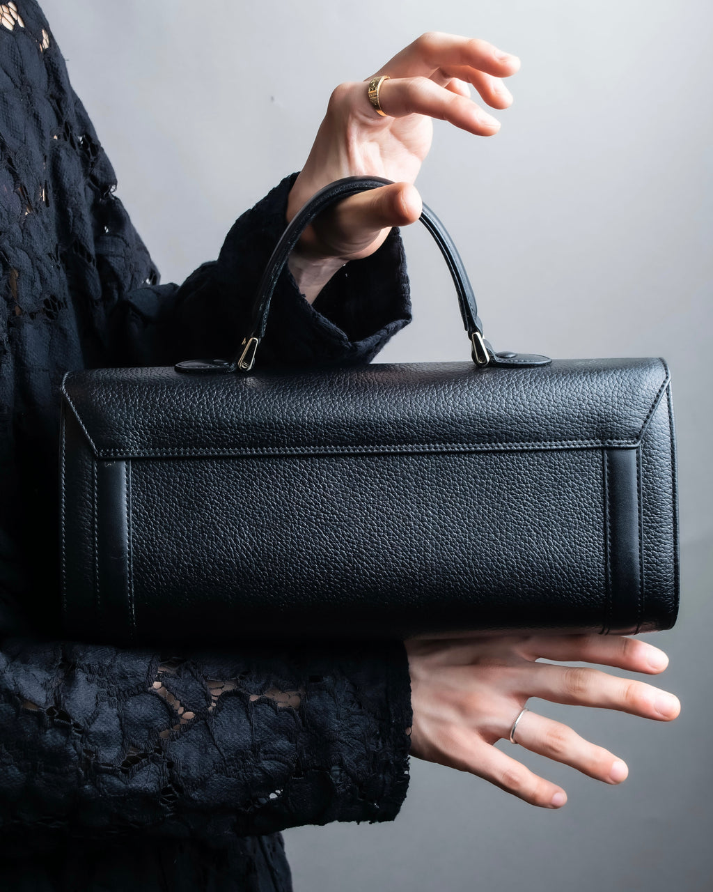 "BURBERRYS" Cylinder shaped leather one handle bag