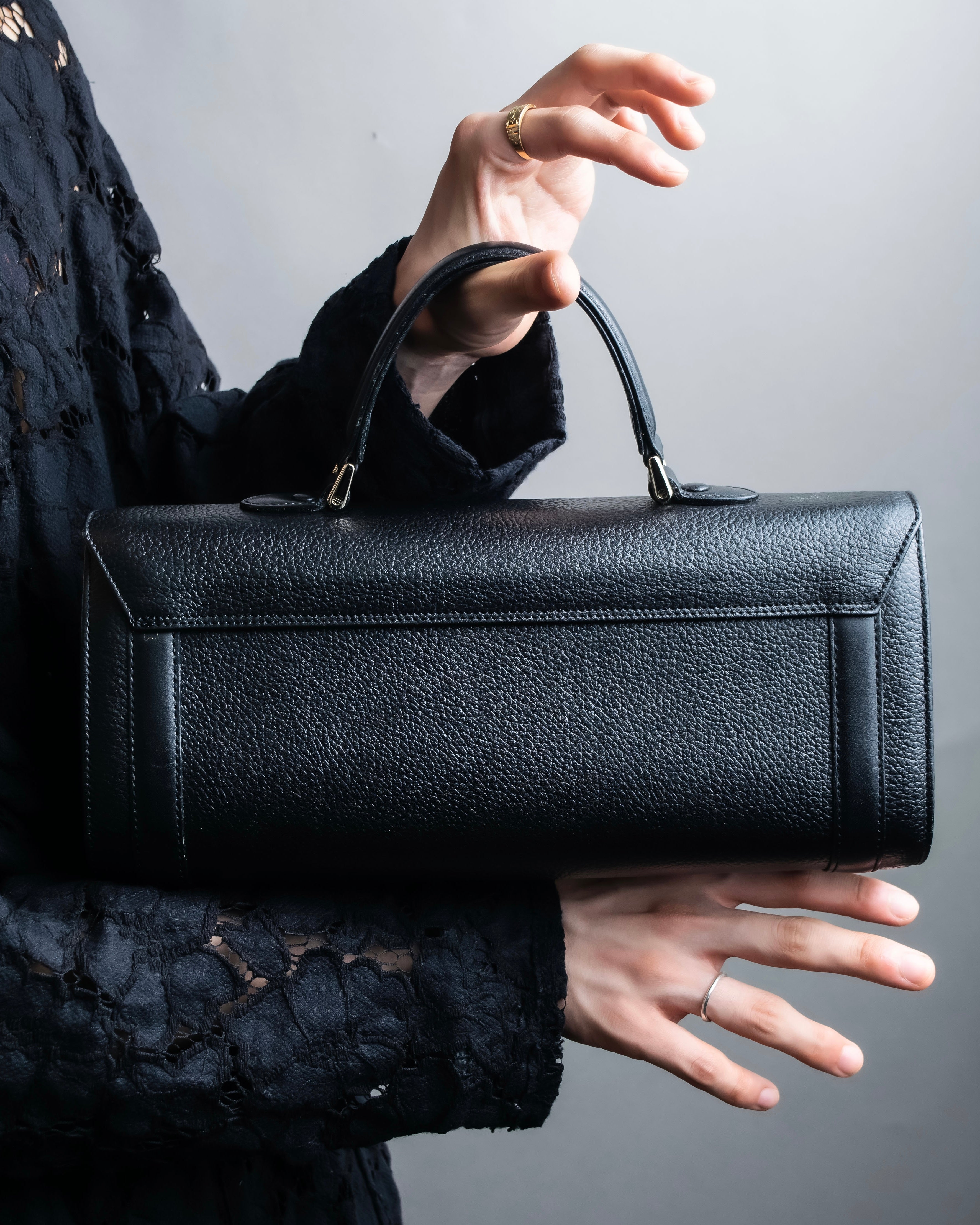 "BURBERRYS" Cylinder shaped leather one handle bag