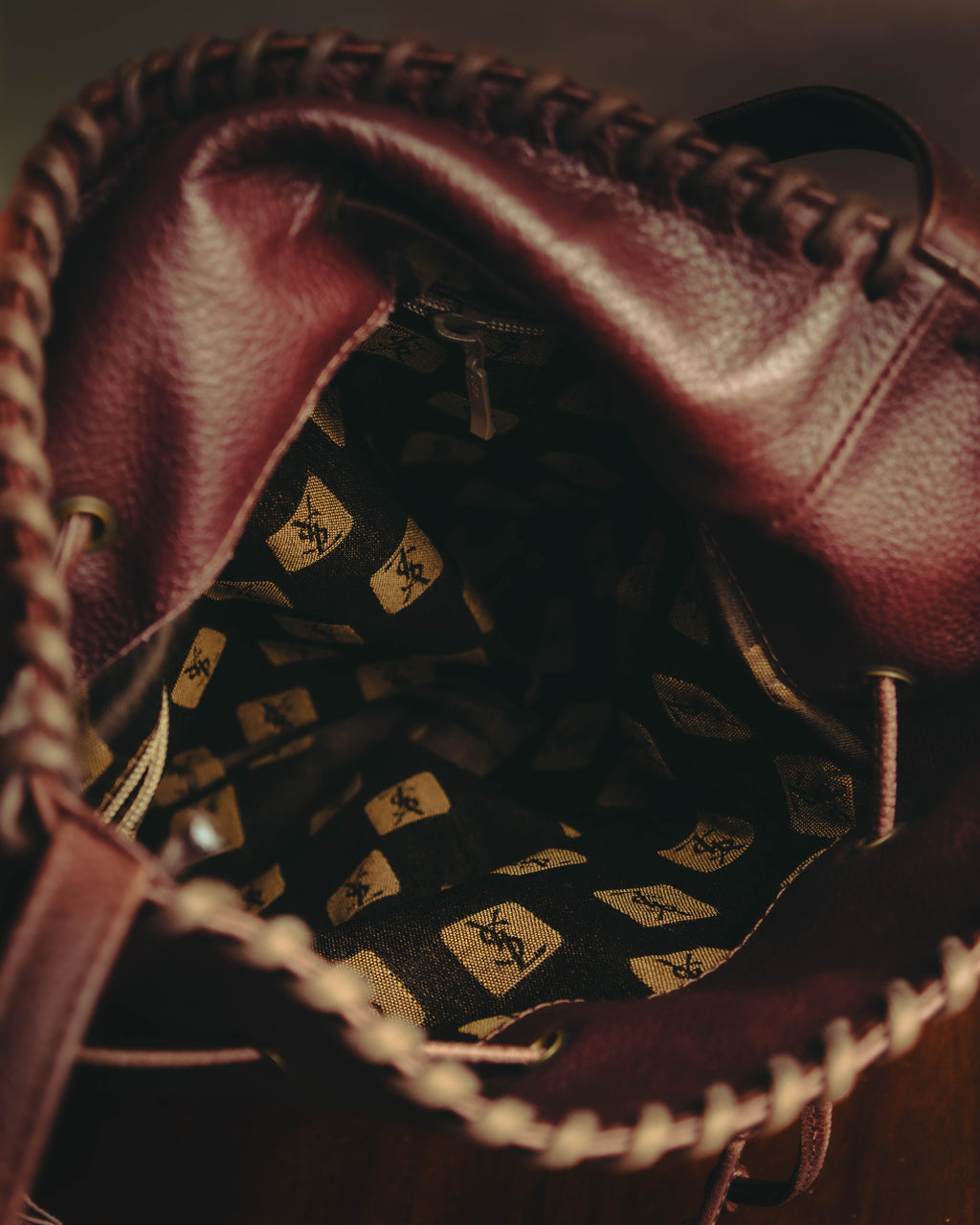 “YVES SAINT LAURENT“ 90’s-00’s Leather drawstring shoulder bag