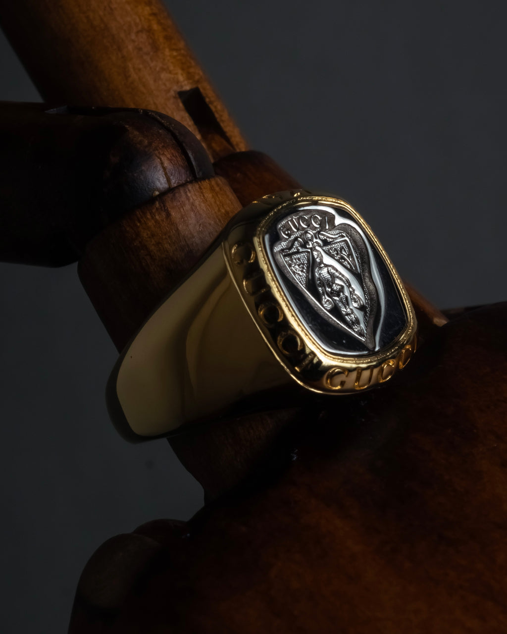 "GUCCI" Coat of arms engraved design ring