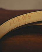 ベージュカラーのレザーを用いた裏面に、セリフを備えたLOEWEの表記が確認できるタグカット。縁には細やかなステッチが施されています。