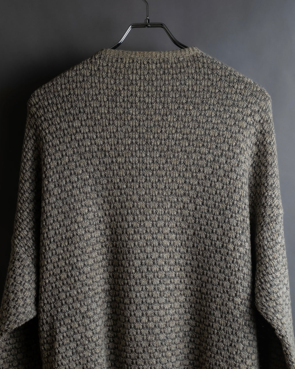 "Vintage geometric pattern V-neck knit"