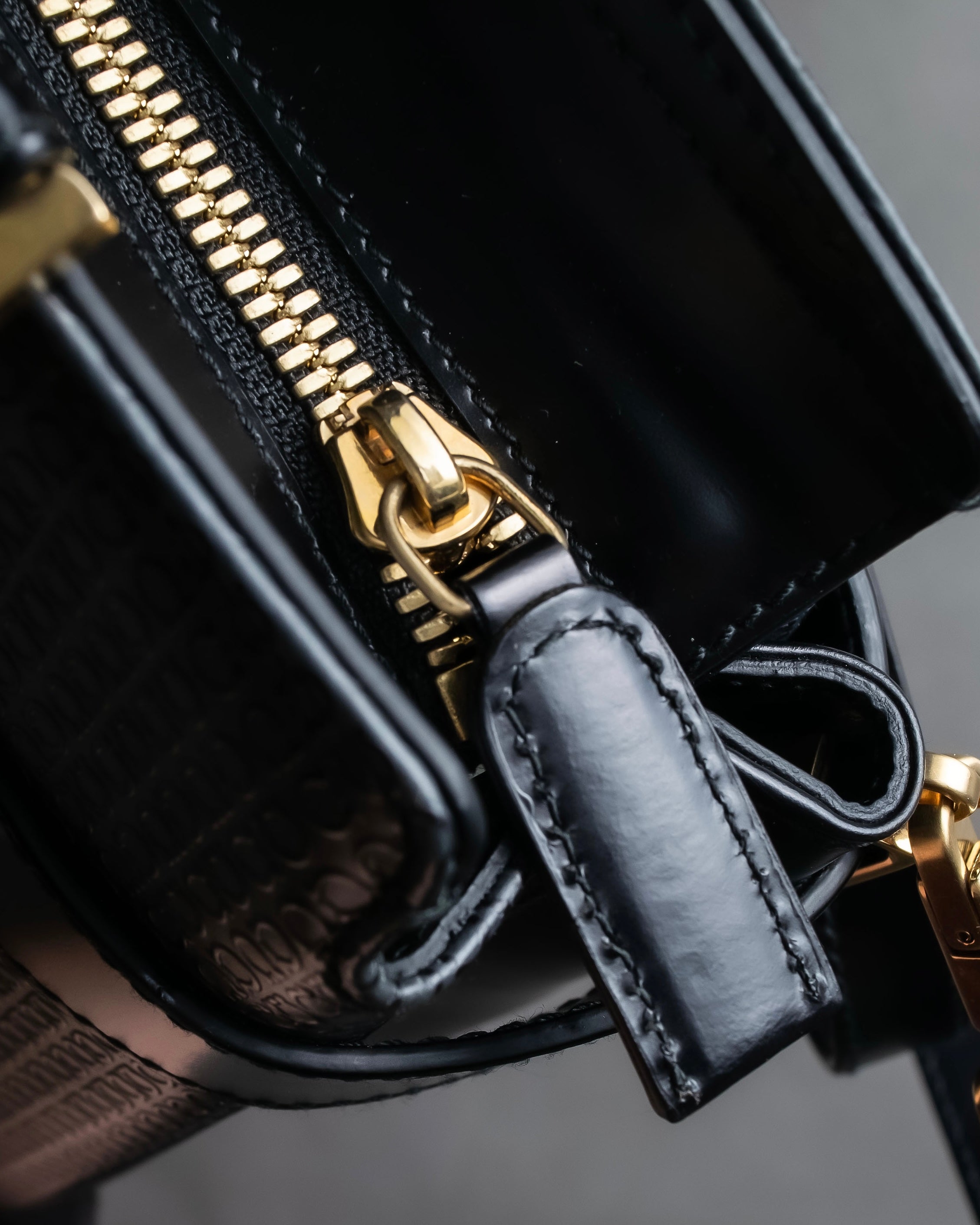 "Salvatore Ferragamo" Gancini motif monogram pattern 2-way shoulder bag