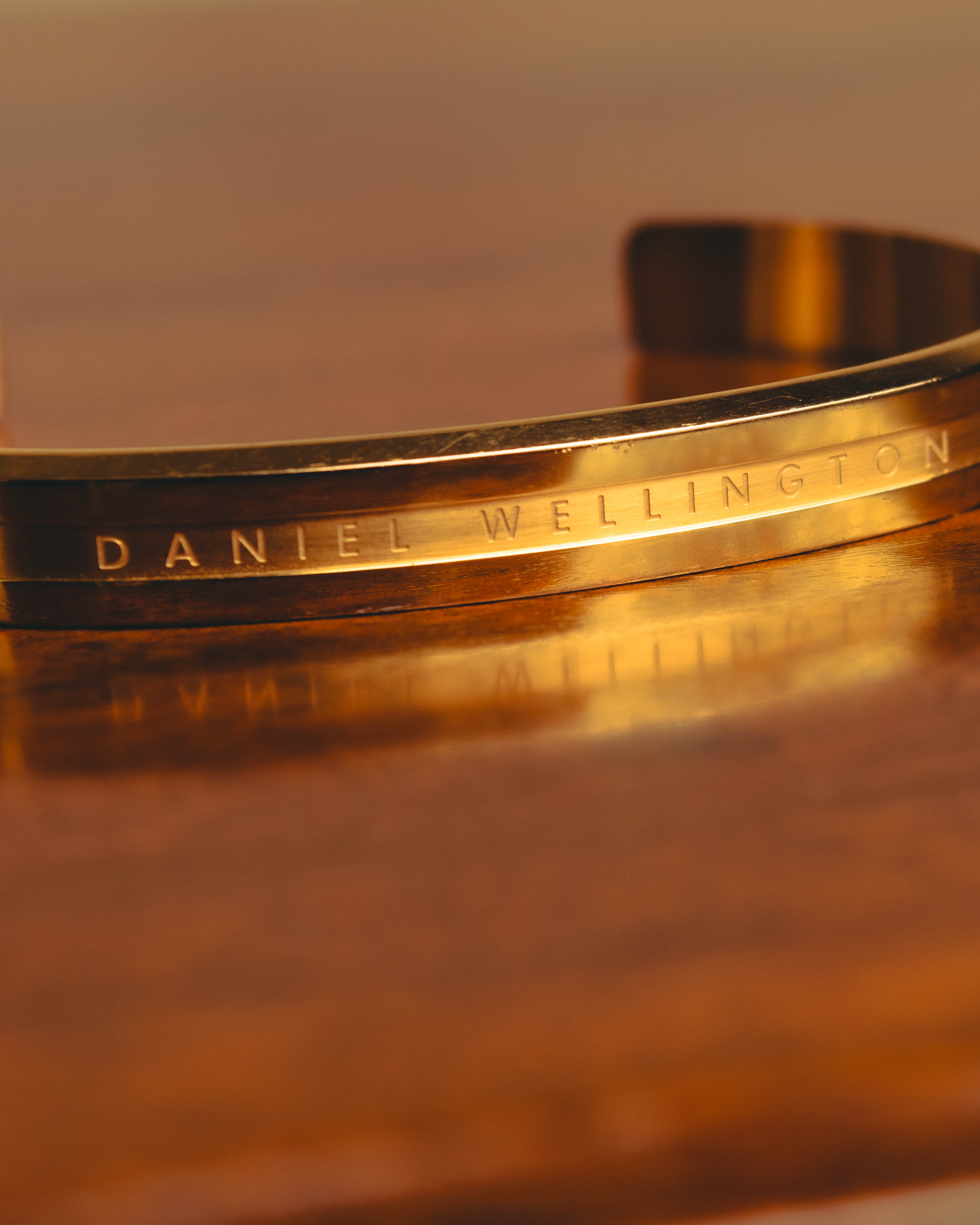 "Daniel Wellington" 20's Sleek gold cuff bracelet