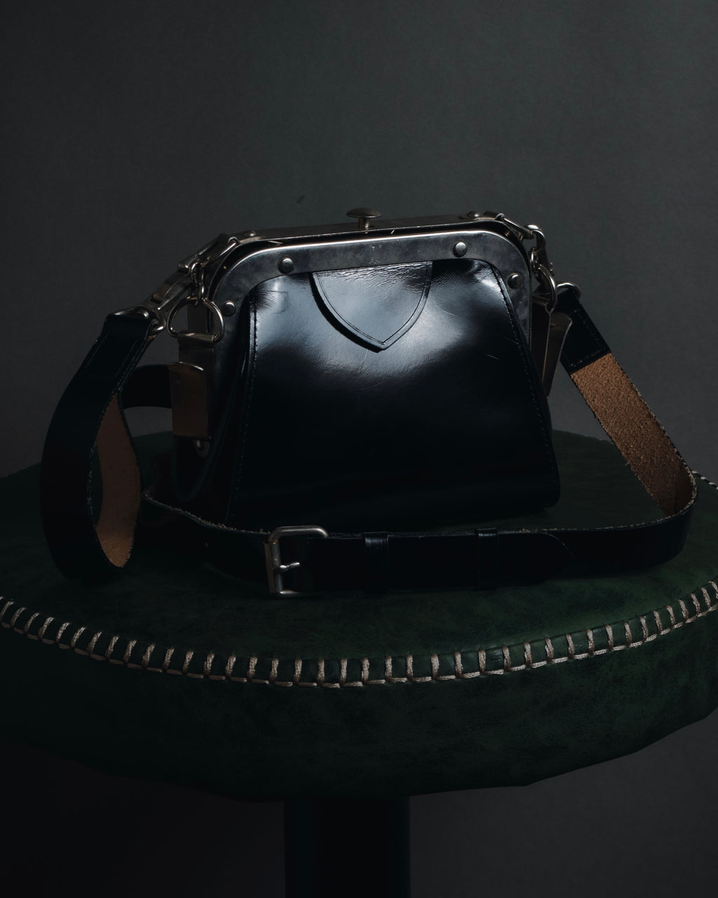 "tricot COMME des GARÇONS" Structured kiss-lock leather shoulder bag