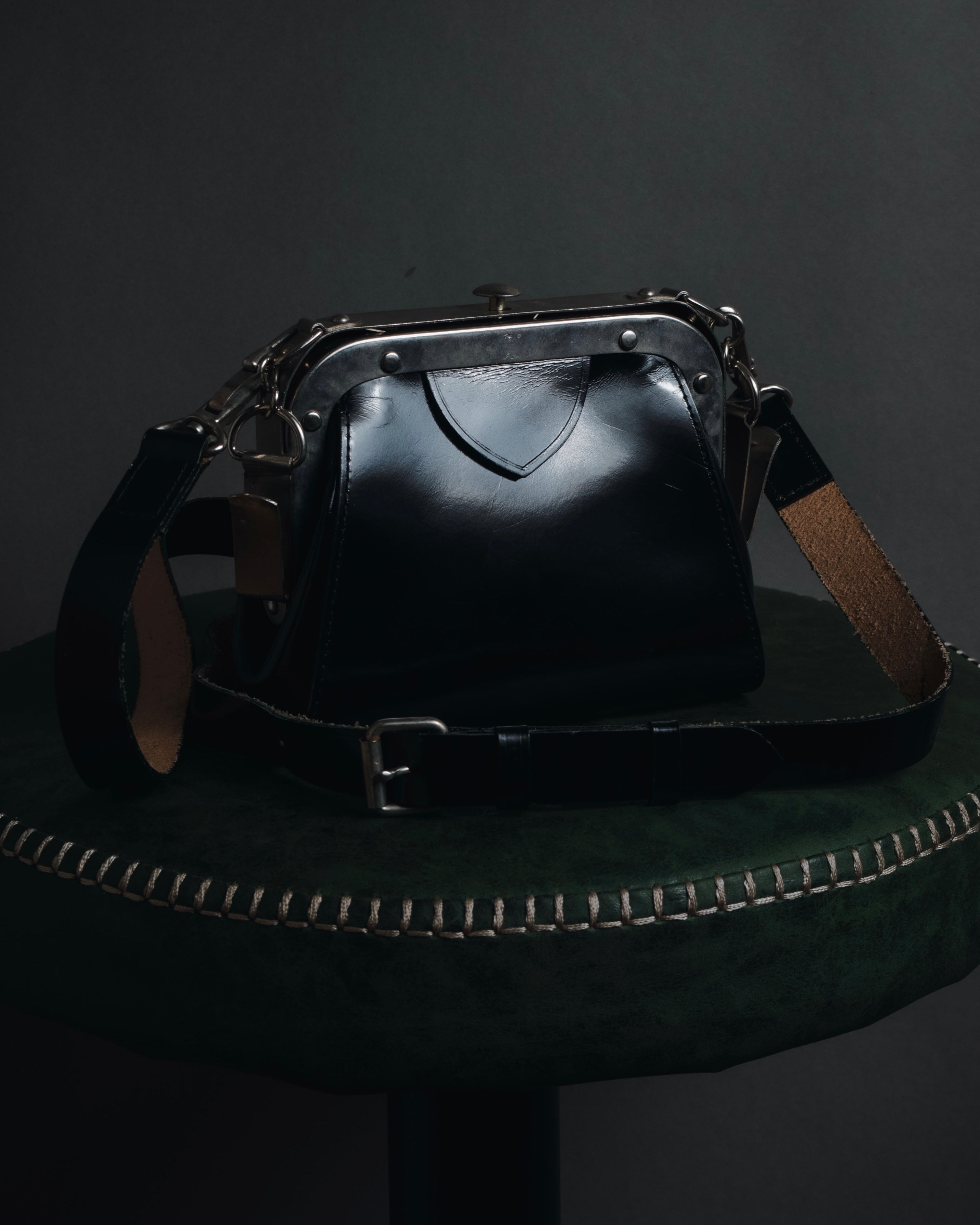 "tricot COMME des GARÇONS" Structured kiss-lock leather shoulder bag