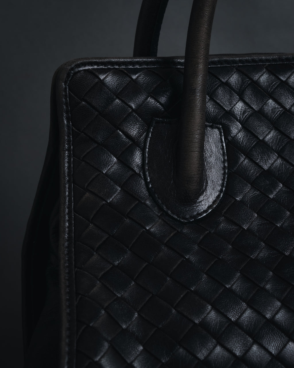 –SPECIAL– "BOTTEGA VENETA"
90’s-00’s intrecciato trapezoid handle bag