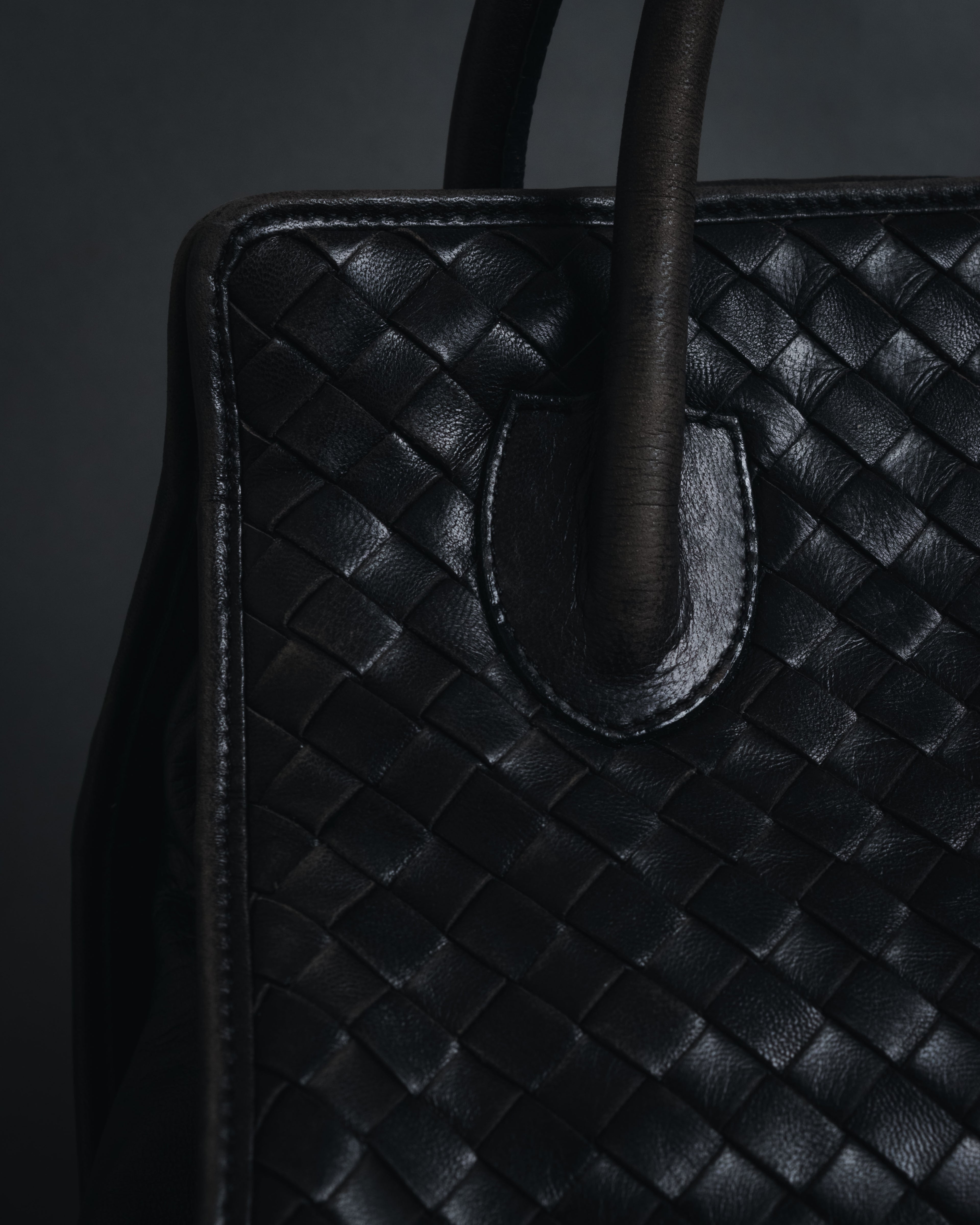 –SPECIAL– "BOTTEGA VENETA"
90’s-00’s intrecciato trapezoid handle bag