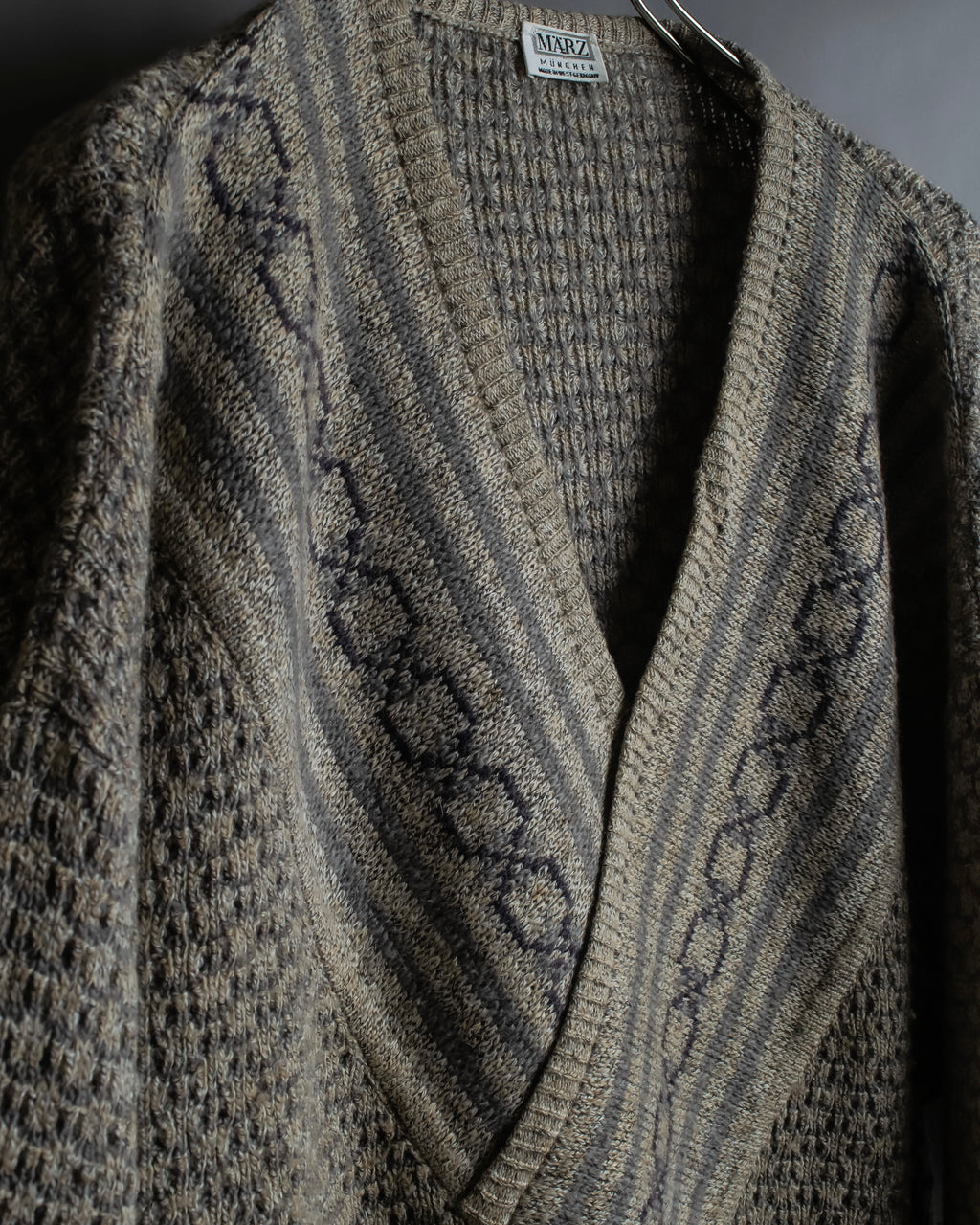 "Vintage geometric pattern V-neck knit"