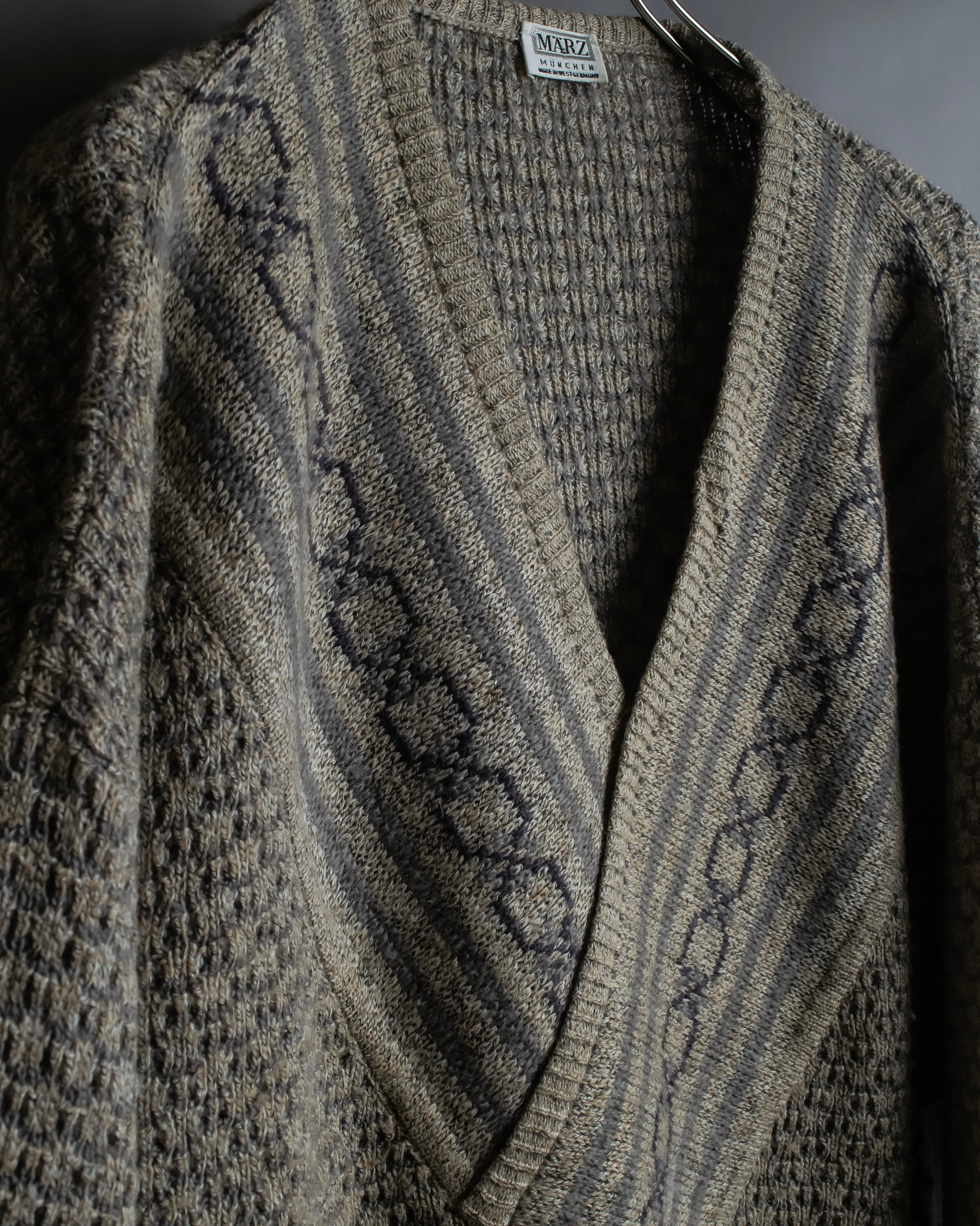 "Vintage geometric pattern V-neck knit"