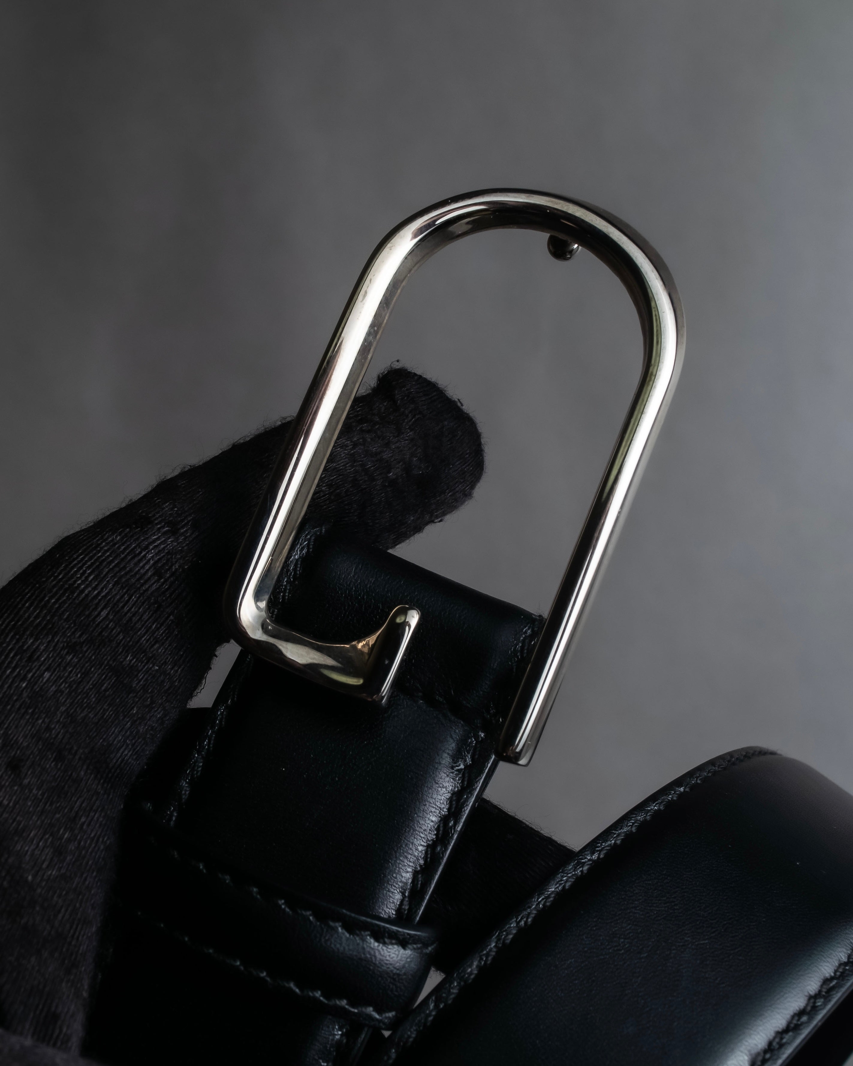 "GUCCI" Organic curved buckle design leather belt