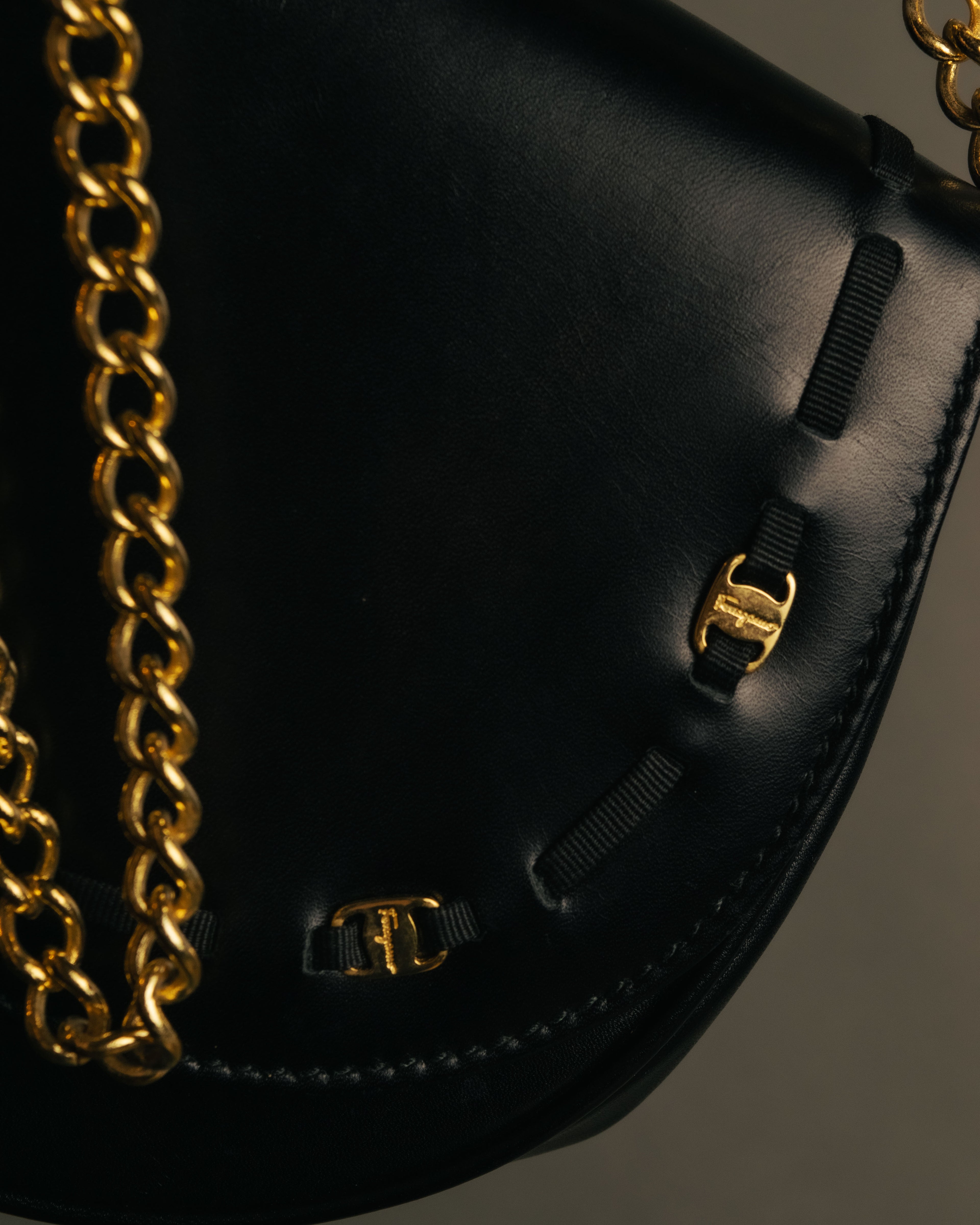 “Salvatore Ferragamo” 90’s Vara ribbon half moon chain bag