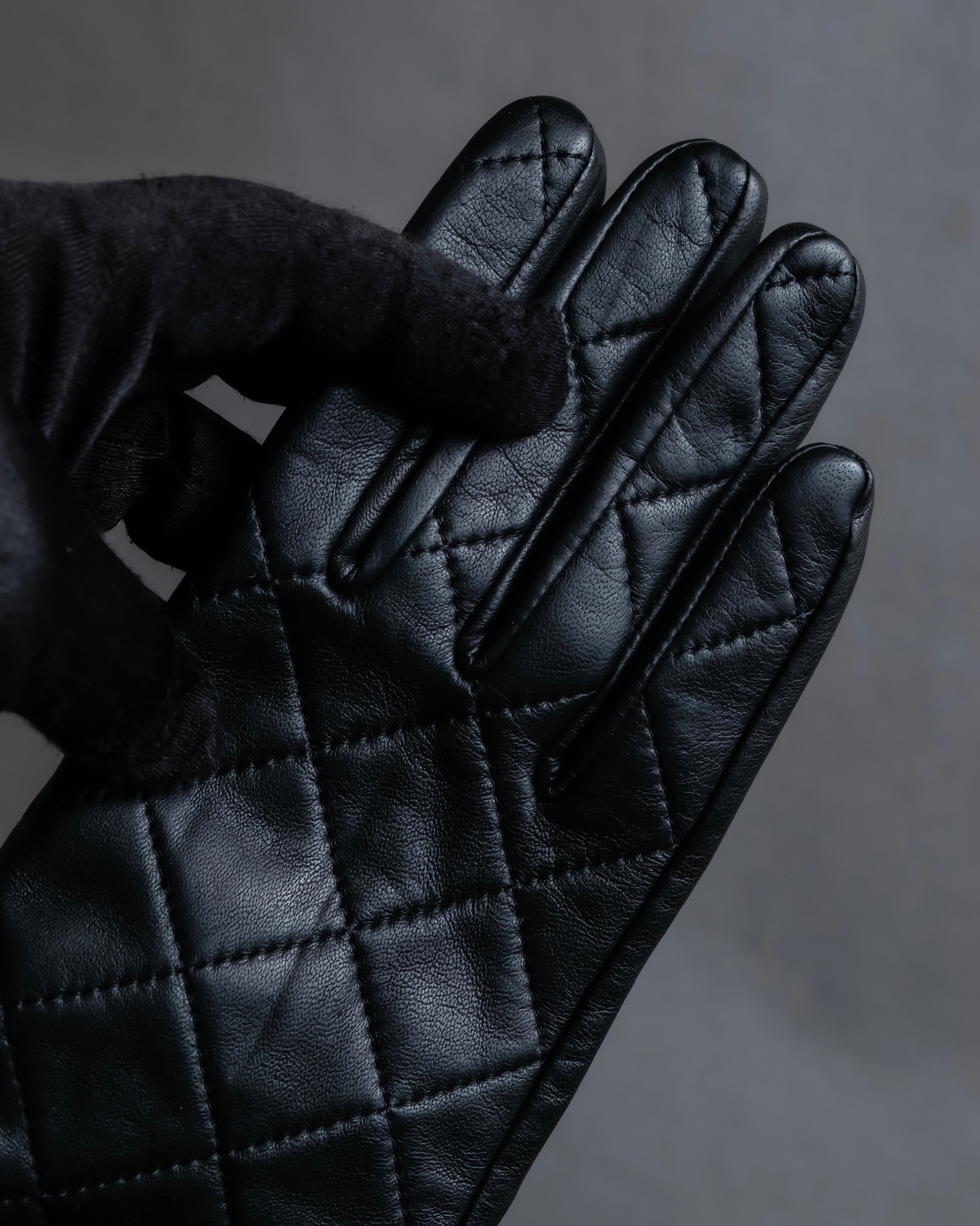 "Pierre Cardin" Belt buckle design quilted leather gloves