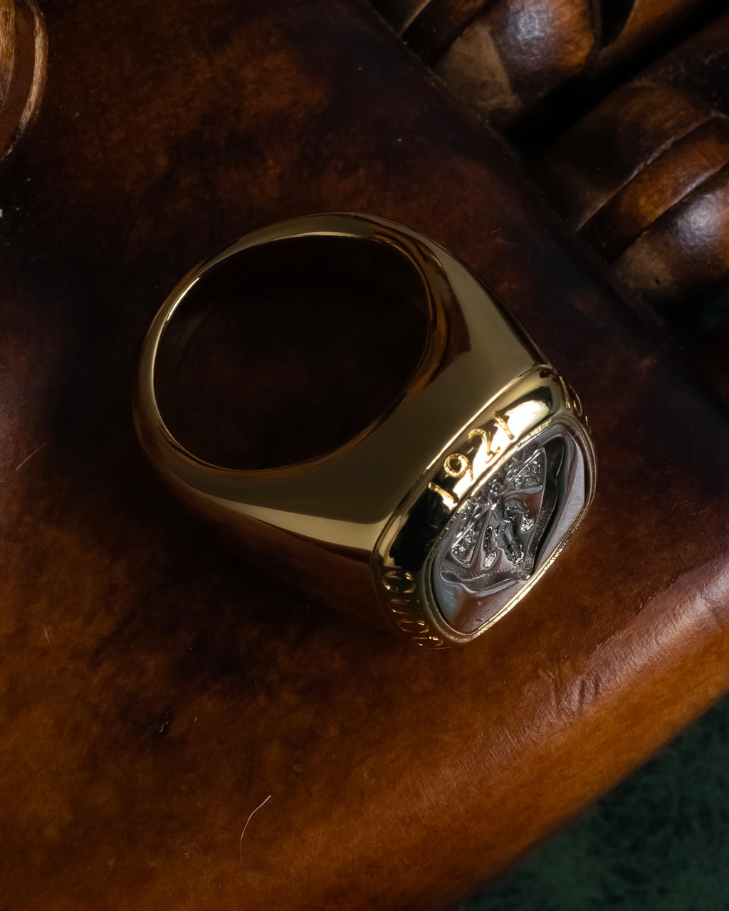 "GUCCI" Coat of arms engraved design ring