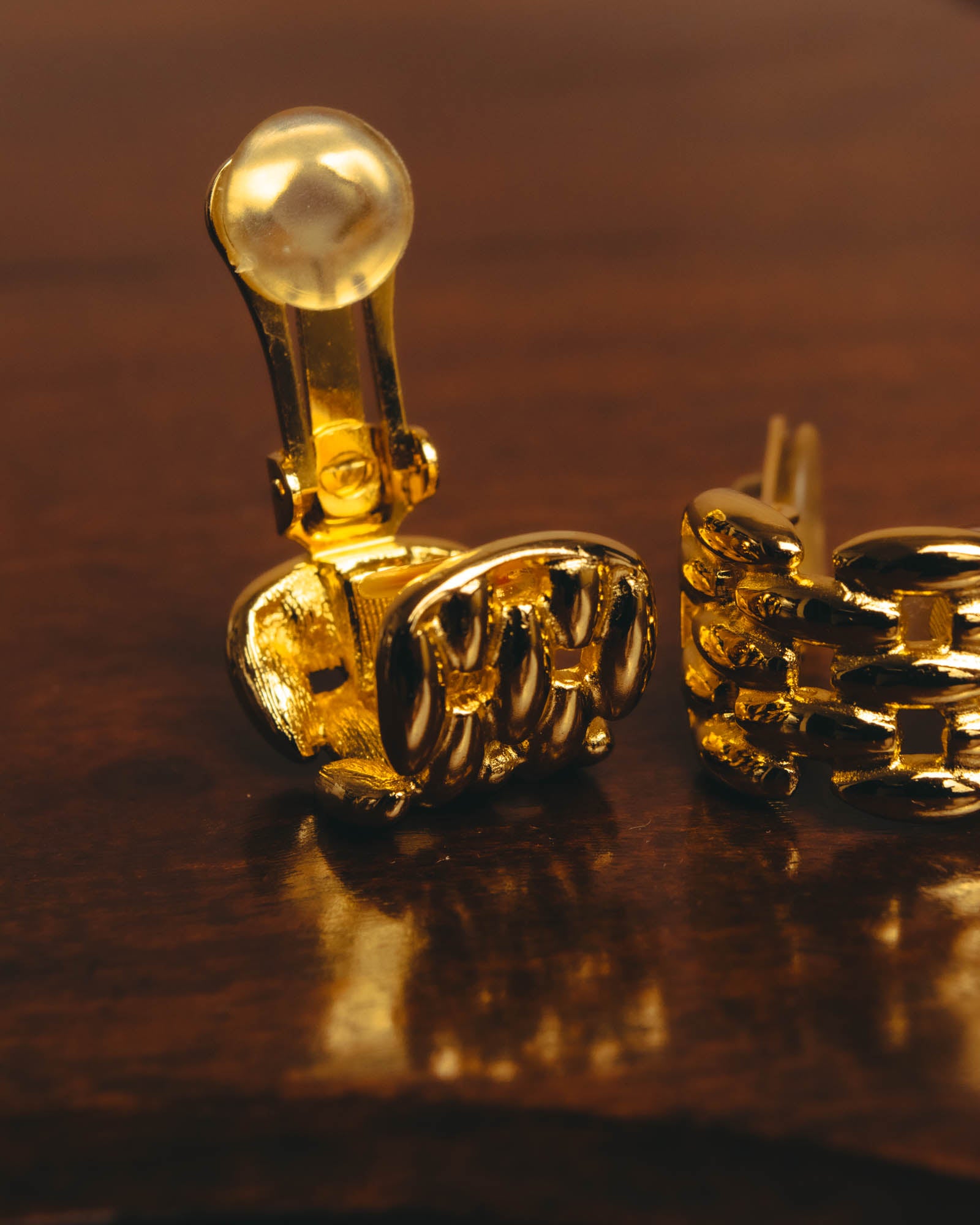 "Christian Dior" 80's-90's Gold chain clip-on earrings