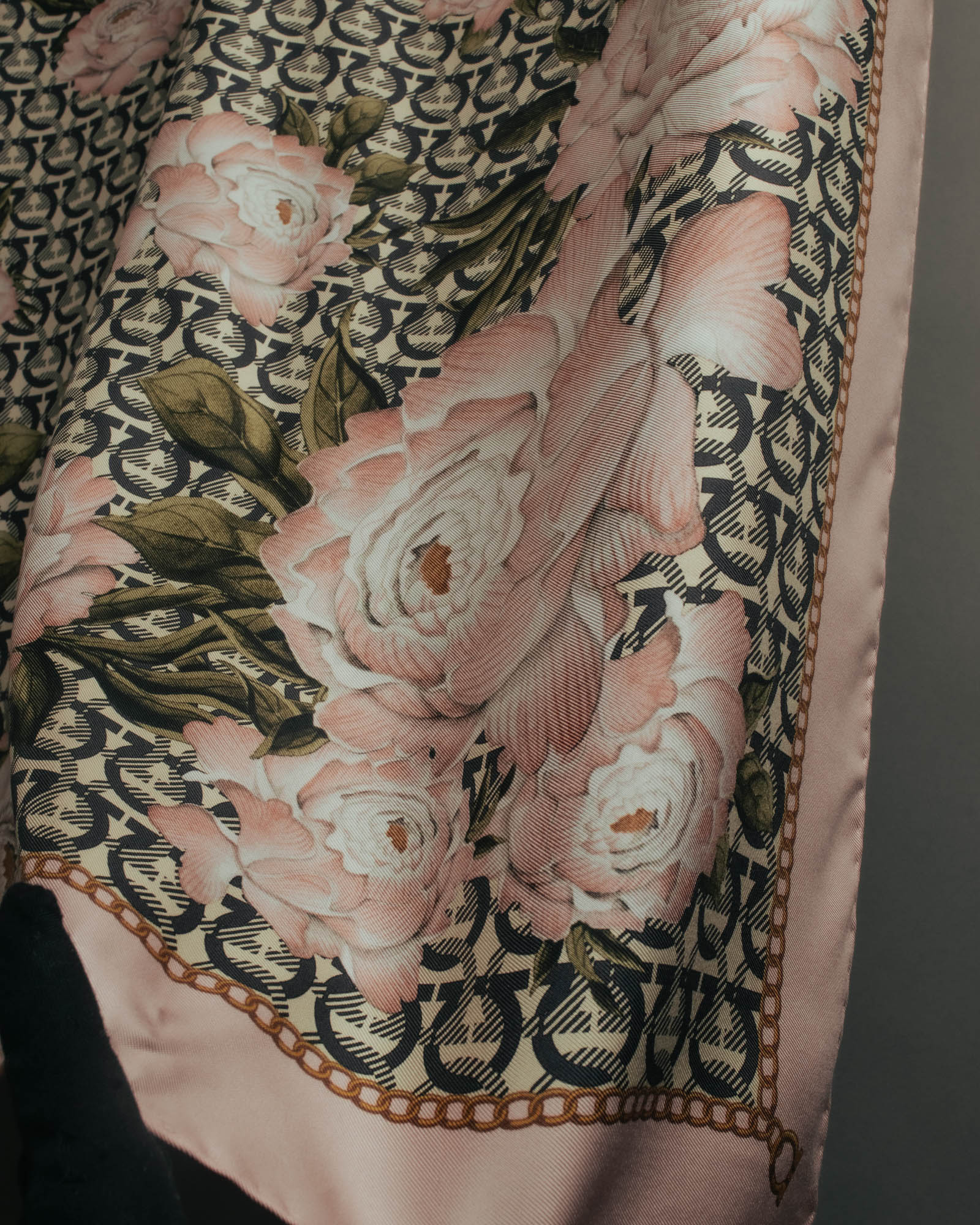 "Salvatore Ferragamo" 90's-00's Elegant floral silk scarf