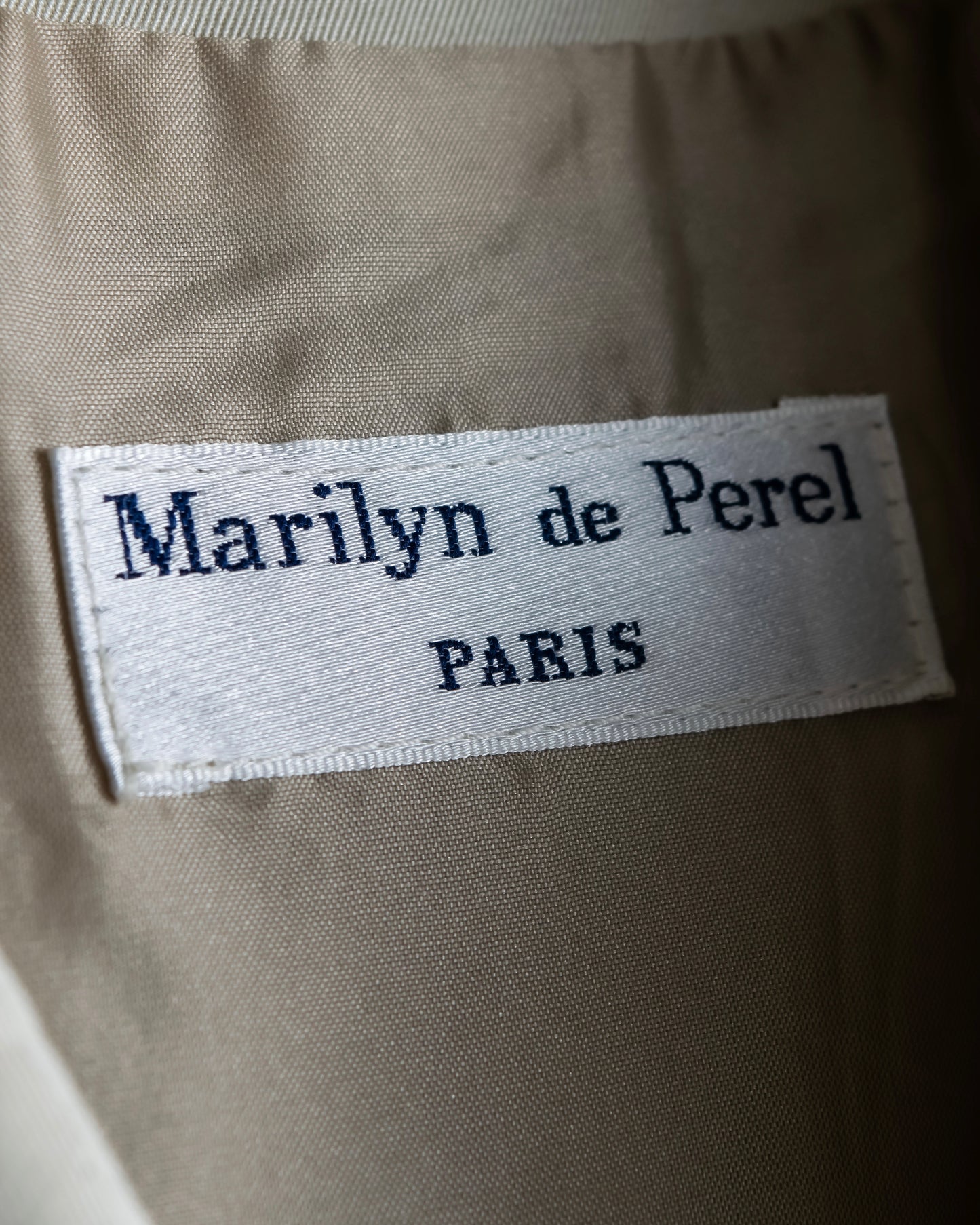 "MARILYN DE PEREL" Covered button detail  Ivory feminine trench coat