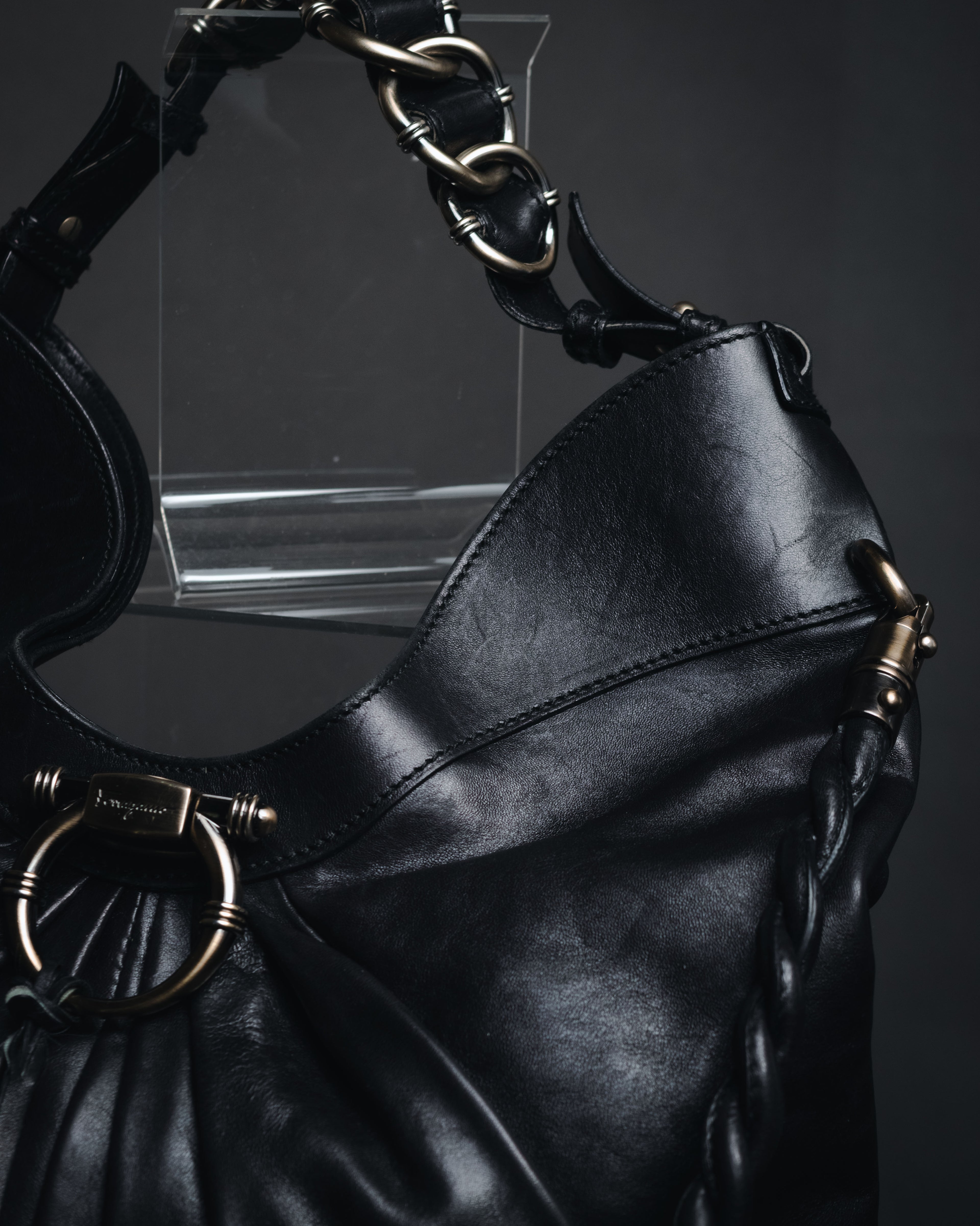 –SPECIAL– "Salvatore Ferragamo"
00’s Gancini gathered leather hobo bag