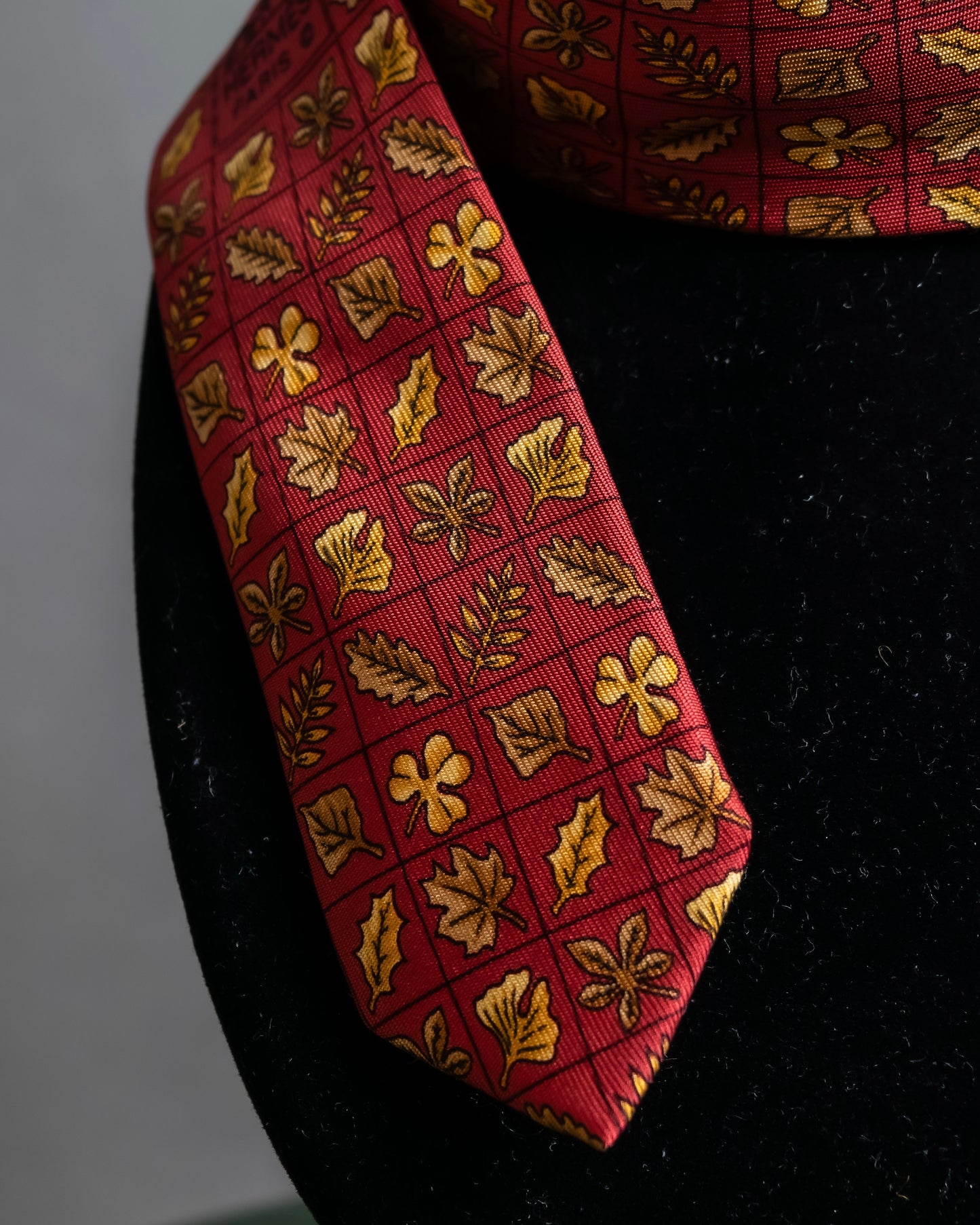 "HERMES" 100% silk fallen leaves pattern neck tie